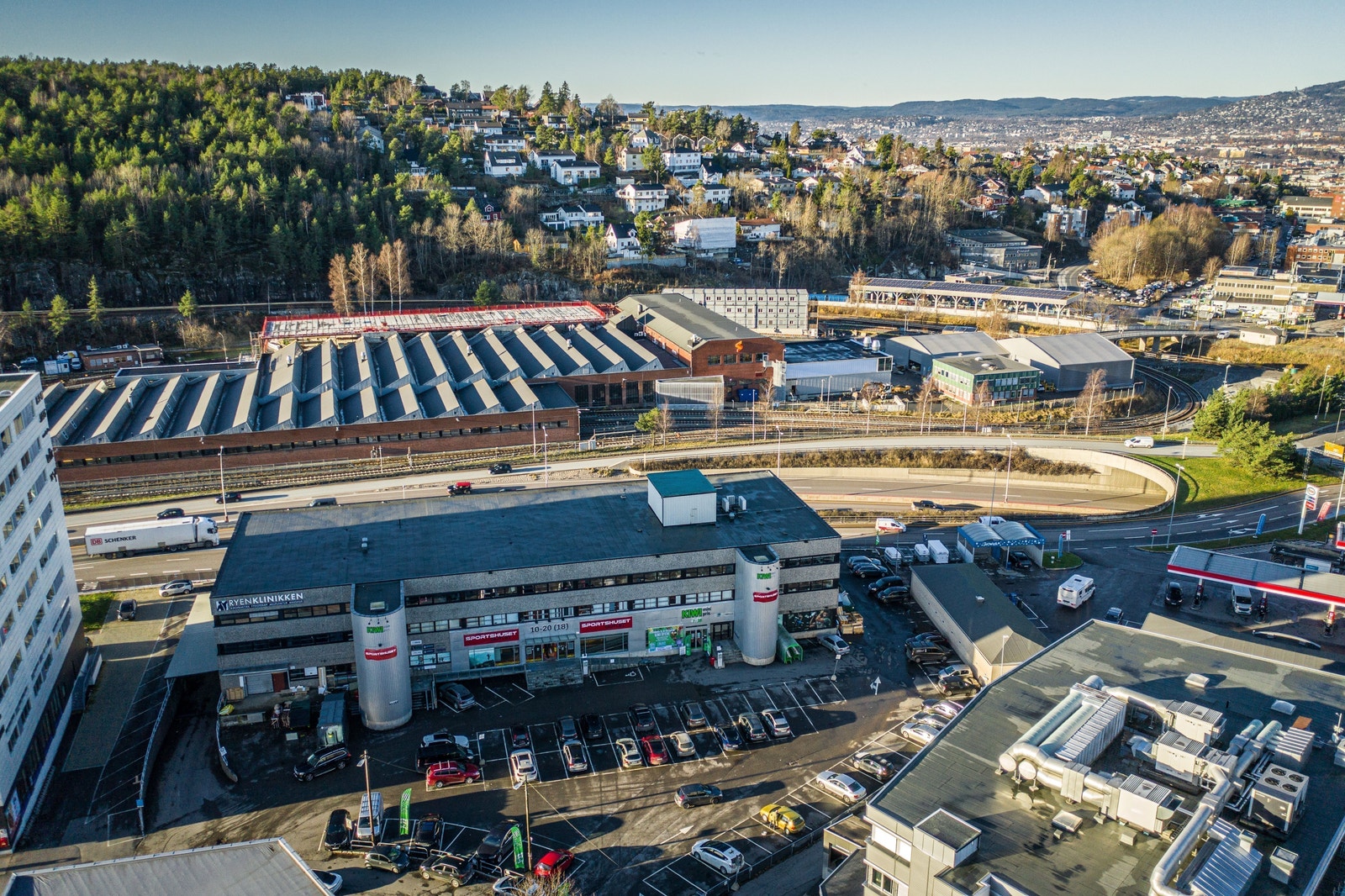 Ryensvingen 3 har en svært sentral beliggenhet på Ryen midt i krysset E6, Ring 3 og tunnelen til sentrum og E18 Galleribilde