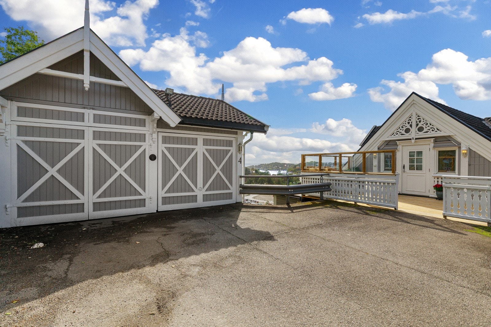 Egen dobbelgarasje og gårdsplass Galleribilde