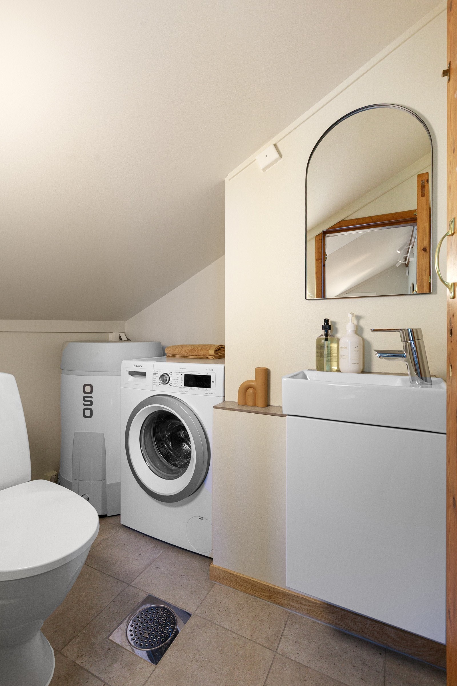 Soverommet har direkte tilgang toalett/vaskerom via omkledningsrommet Galleribilde