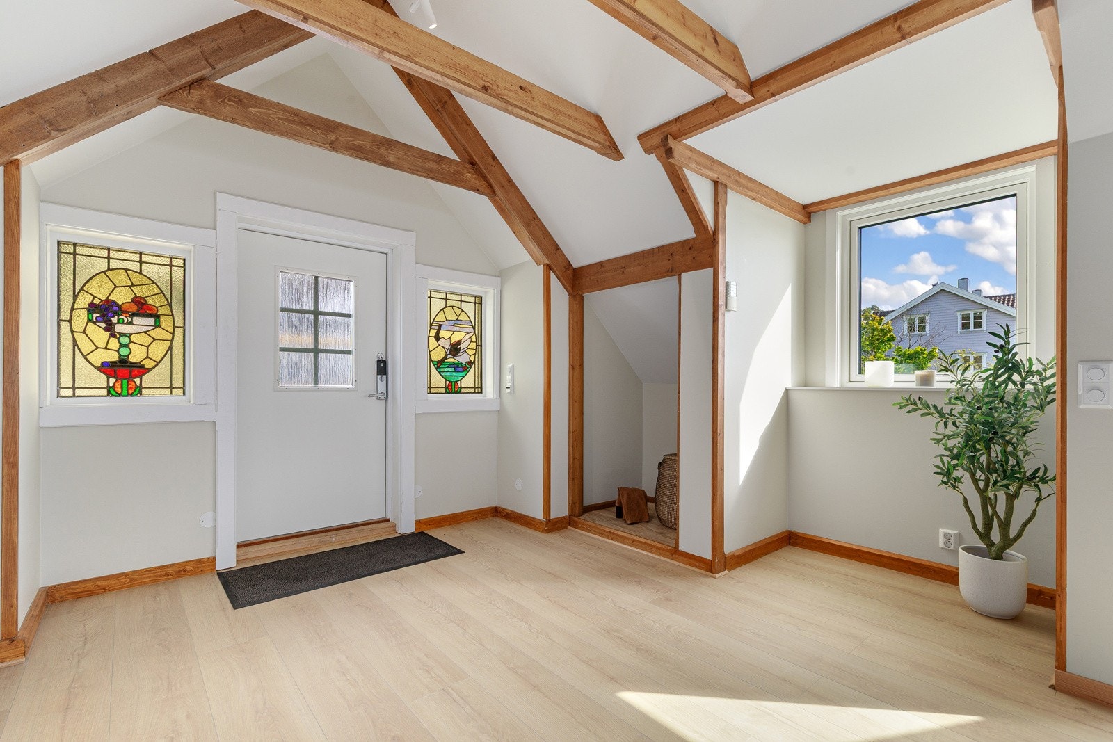 Blyglassvinduer og elektronisk dørlås Galleribilde