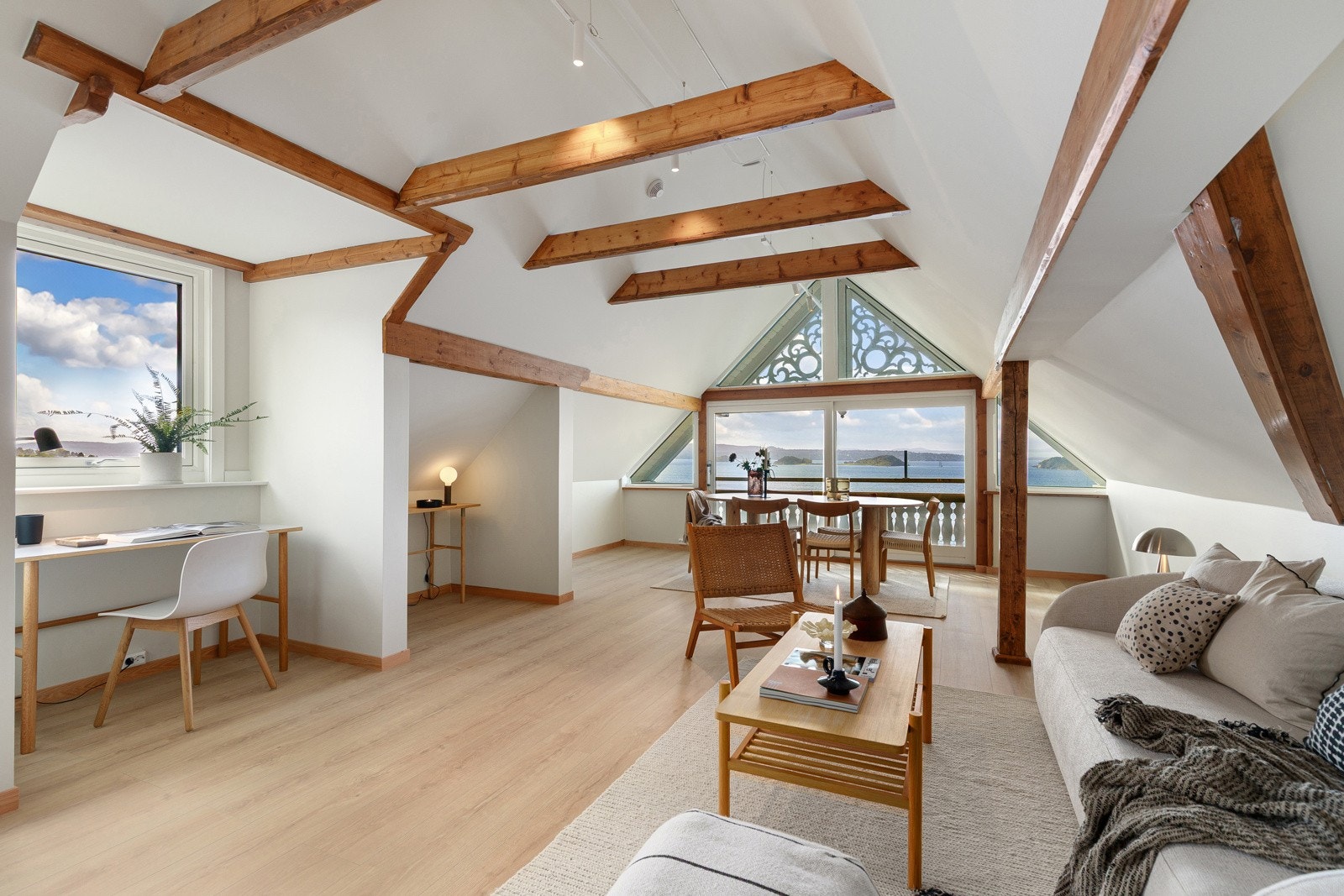 Stuen har flere oppholdssoner Galleribilde