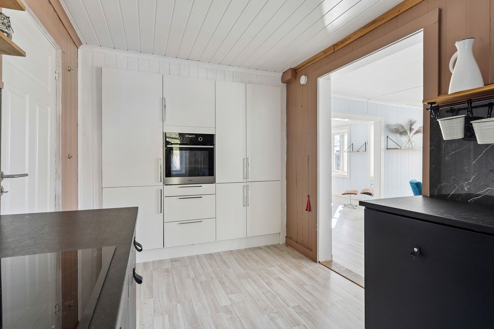 Moderne kjøkken med slette fronter. Rikelig med skap- og oppbevaringsplass. Galleribilde