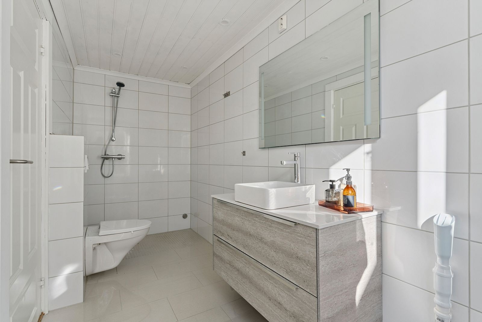 Bad i 2.etasje. Oppgradert i 2019. Vegghengt toalett, åpen dusj og opplegg for vaskemaskin. Galleribilde