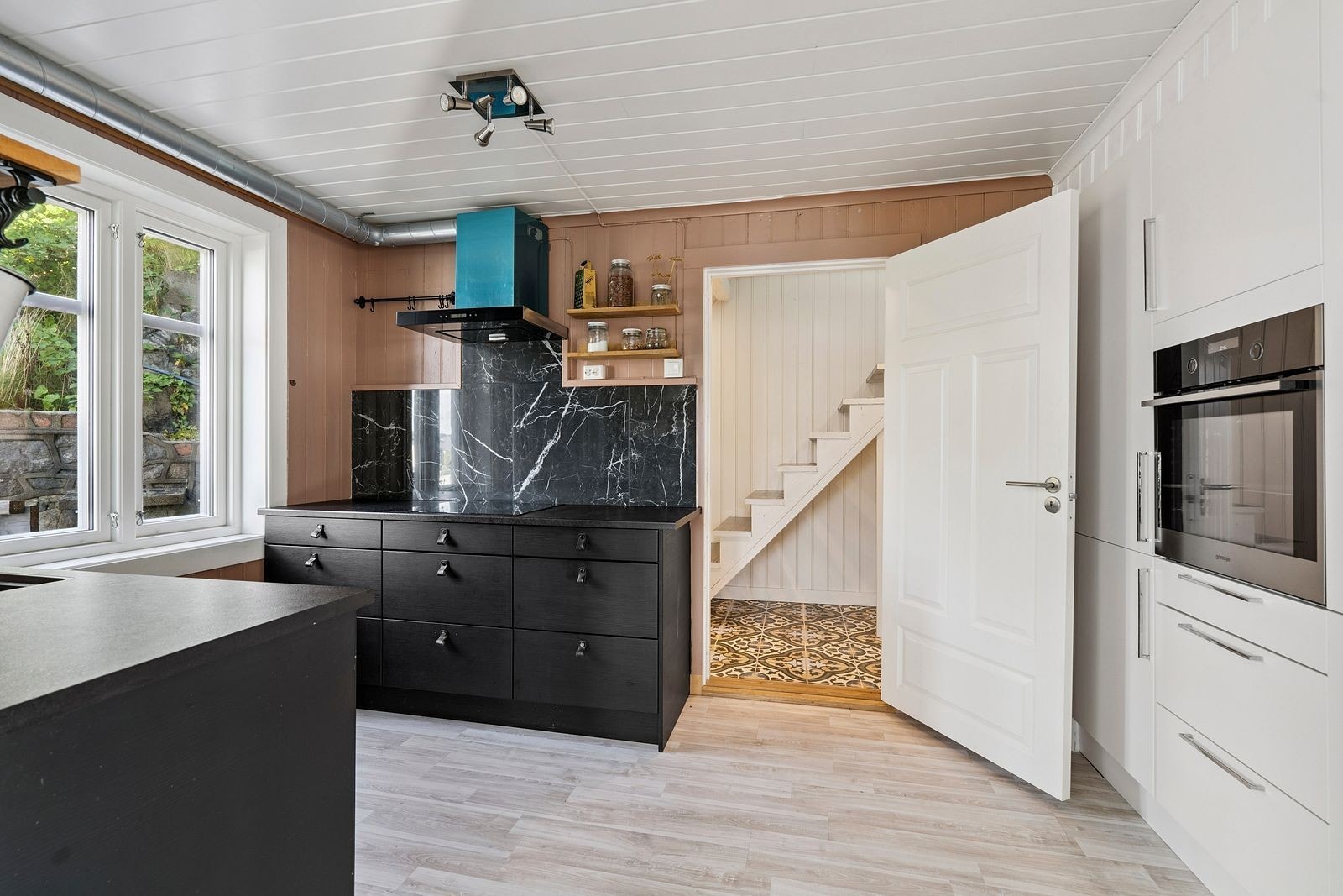 Kjøkken i 2. etasje med integrerte hvitevarer. Entré i bakkant av trapp. Galleribilde