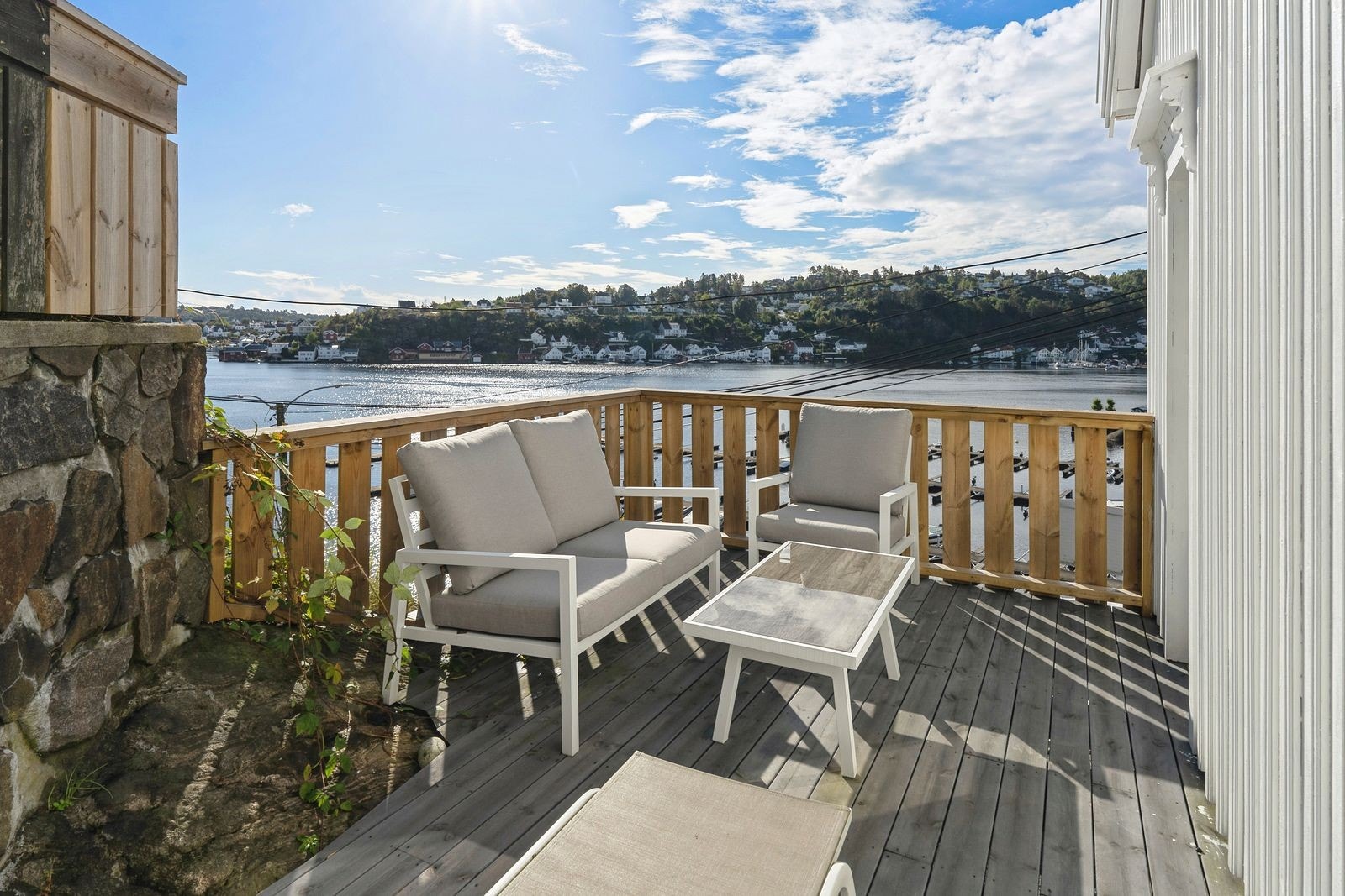 Fin beliggenhet på en høyde med meget gode solforhold. Galleribilde