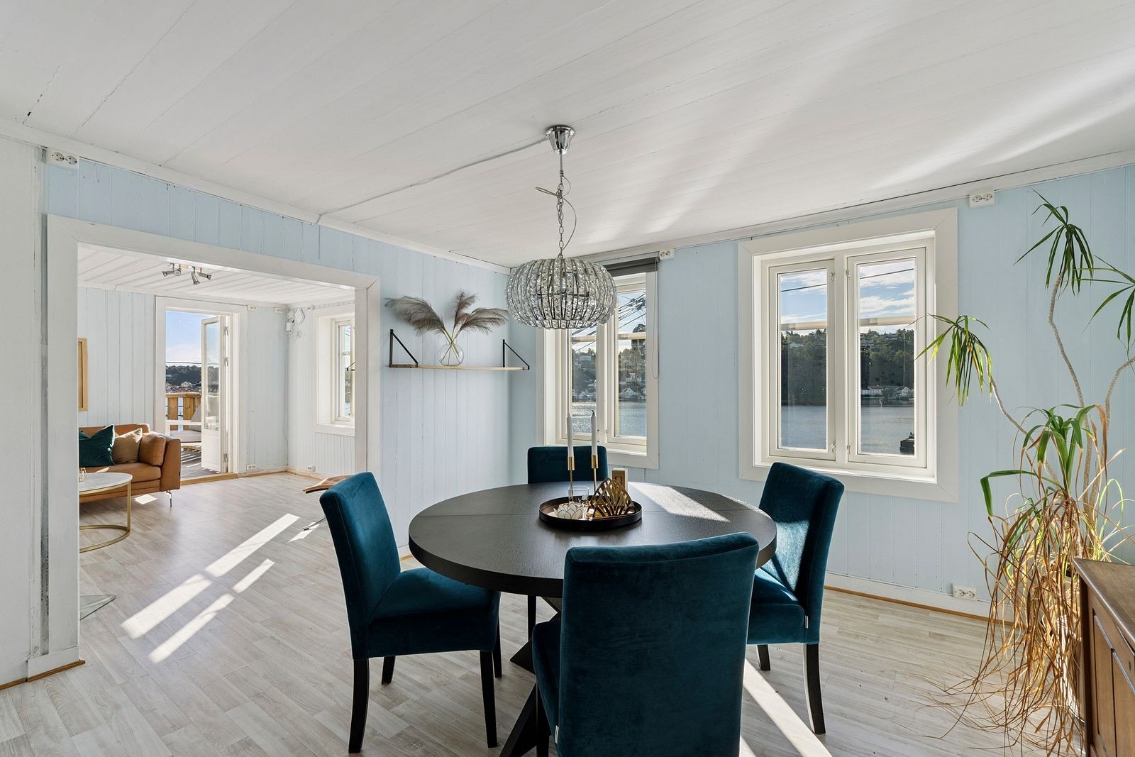 Egen spisestue i tilknytning til kjøkken i 2. etasje. Store vindusflater skaper en god atmosfære. Galleribilde