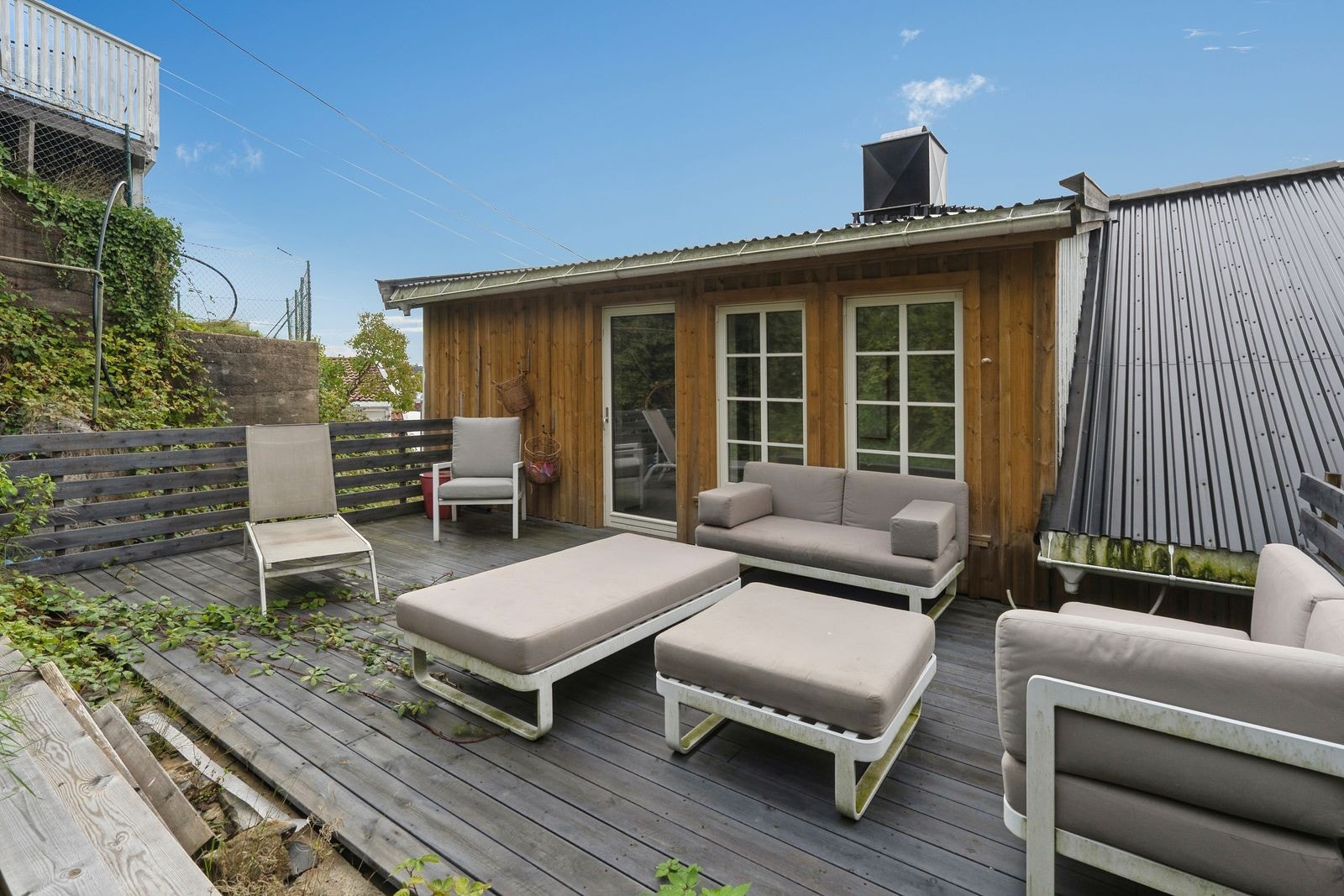 Boligen har en stor uteplass med gode solforhold med utgang fra loftetasje. Galleribilde