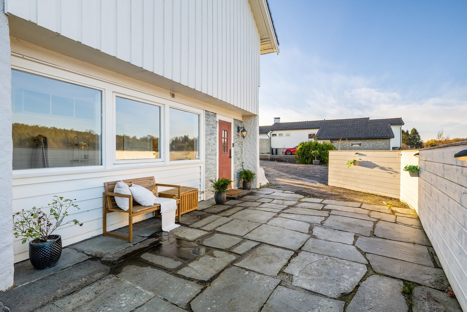 Hellelagt inngangsparti. Galleribilde