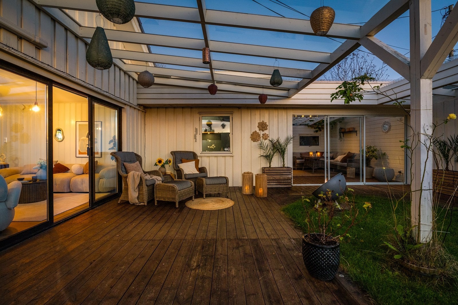 En innholdsrik enebolig med egen båtplass, flotte uteområder og gode oppgraderinger! Galleribilde