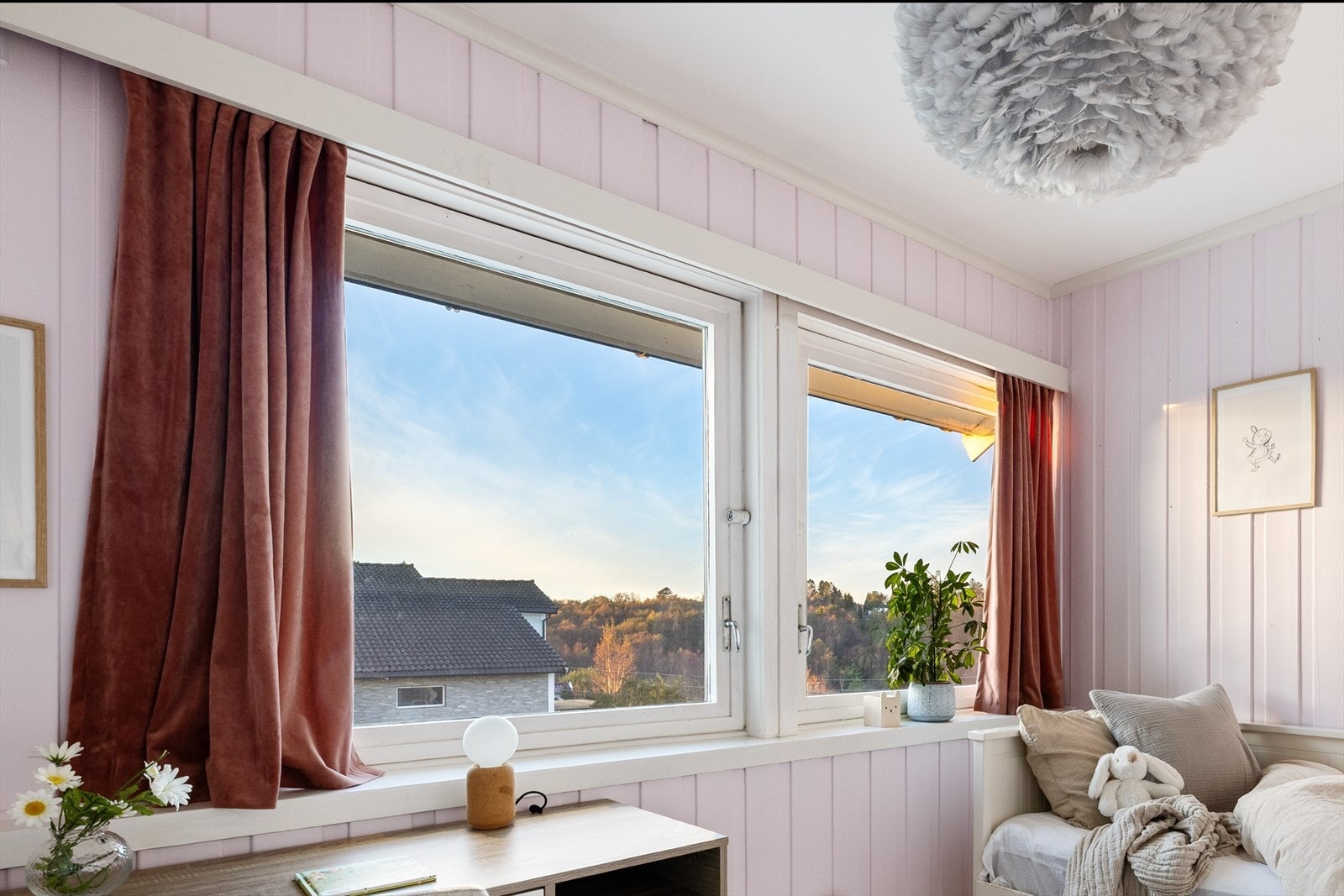 Store vindusflater og et perfekt sted for hjemmelekser. Galleribilde