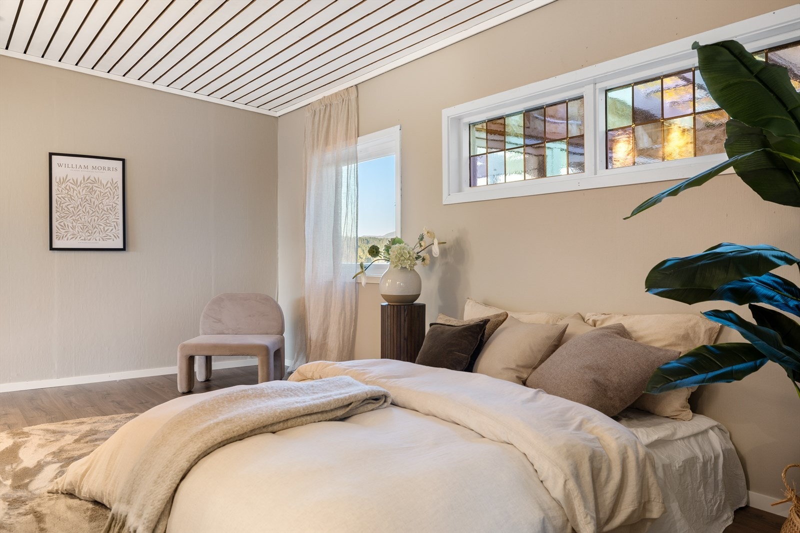 Her har man god plass til å trekke seg tilbake, og du kan fint ha en daybed, en sofakrok eller annen ønskelig møblering i tillegg til seng. Galleribilde