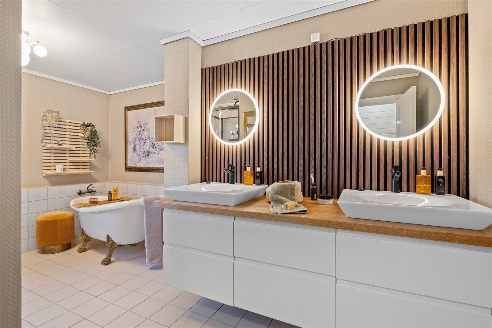 Badet har fått seg et ansiktsløft siste årene, med nytt dusjkabinett, nye møbler, lekker innredning mm. Galleribilde