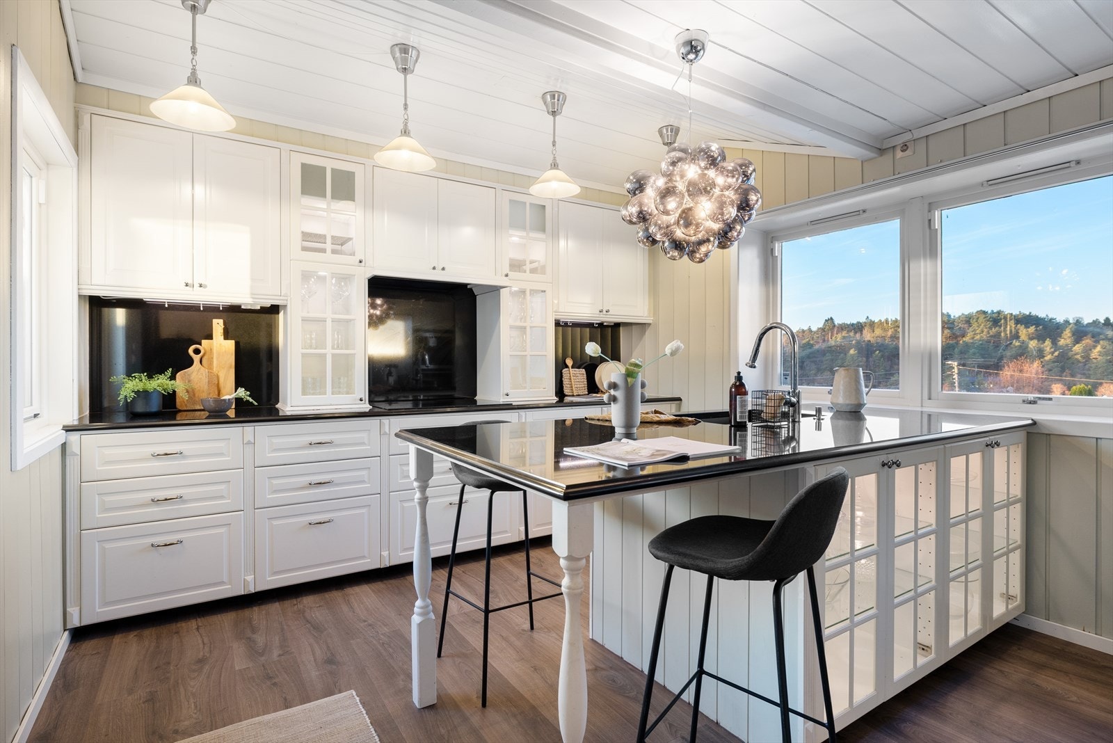 Kjøkkenet er husets samlingspunkt, med integrerte hvitevarer og rikelig benkeplass for både hverdag og fest. Det er ikke vanskelig å se for seg små og store her! Galleribilde