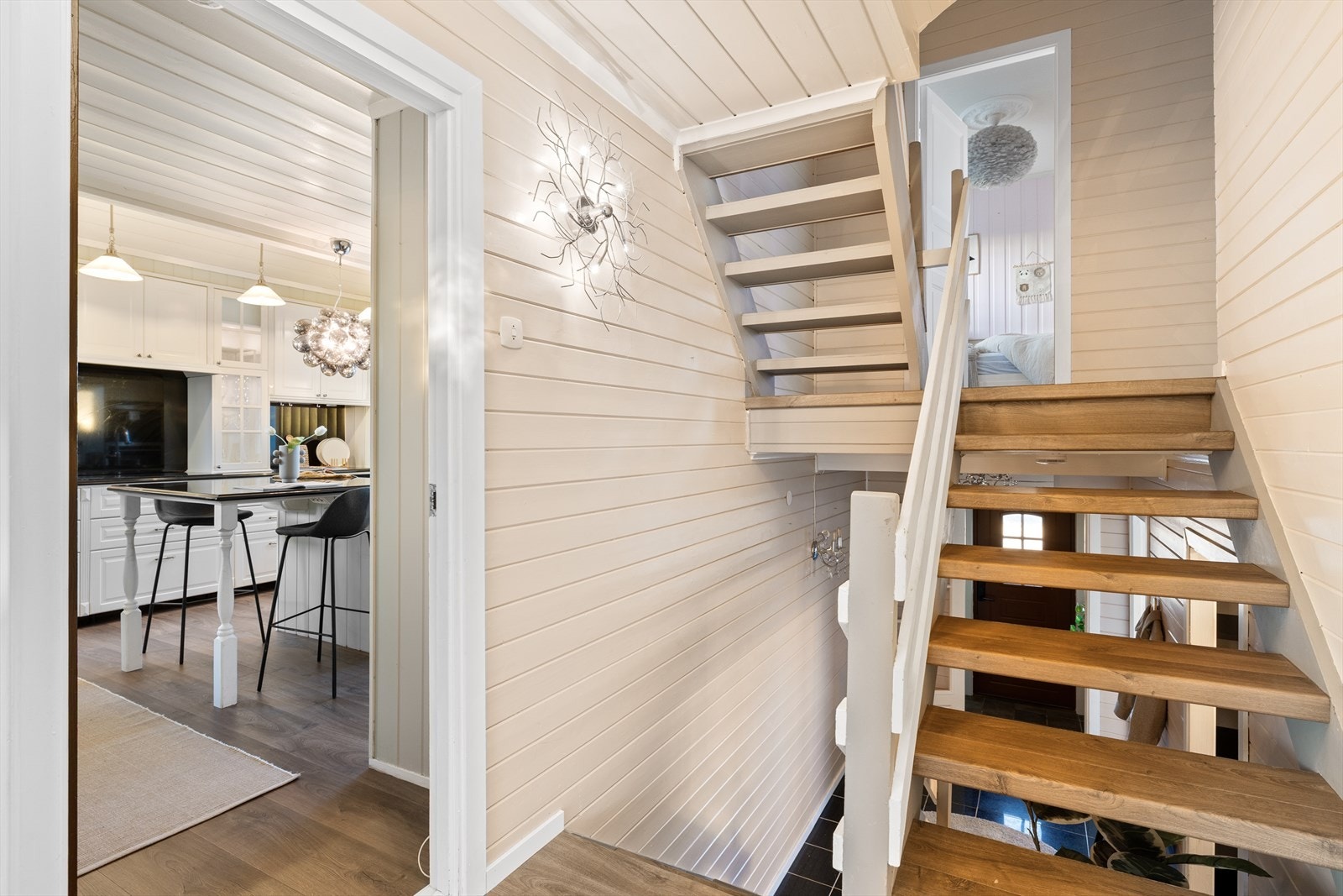 Kjøkkenet har enkel tilkomst fra stue. Galleribilde