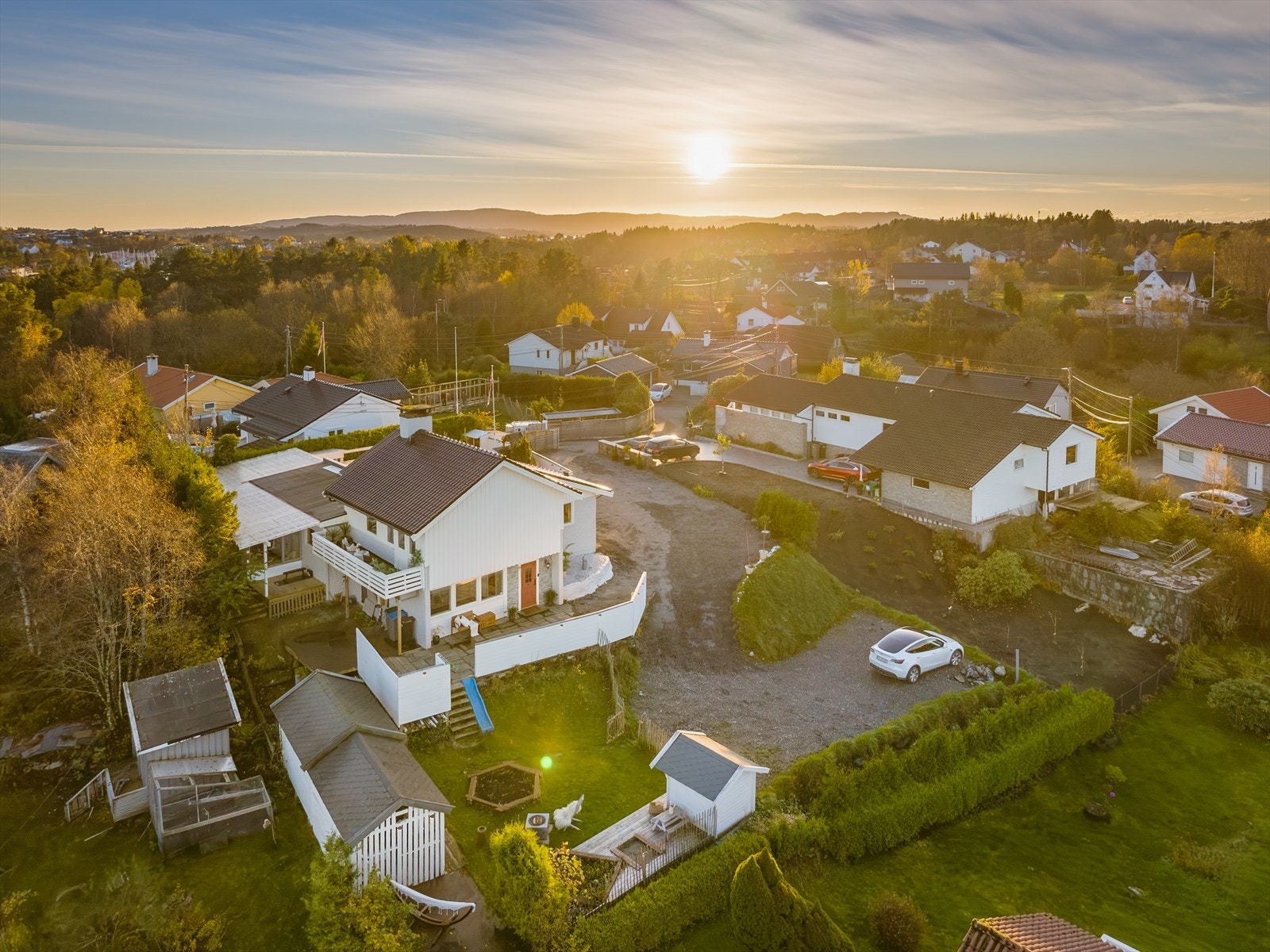 Nedre del av tomten er skjermet og inngjerdet. Det er lagt frest asfalt i innkjørsel, men selger har fått tilbud på asfaltering av innkjørsel. Galleribilde