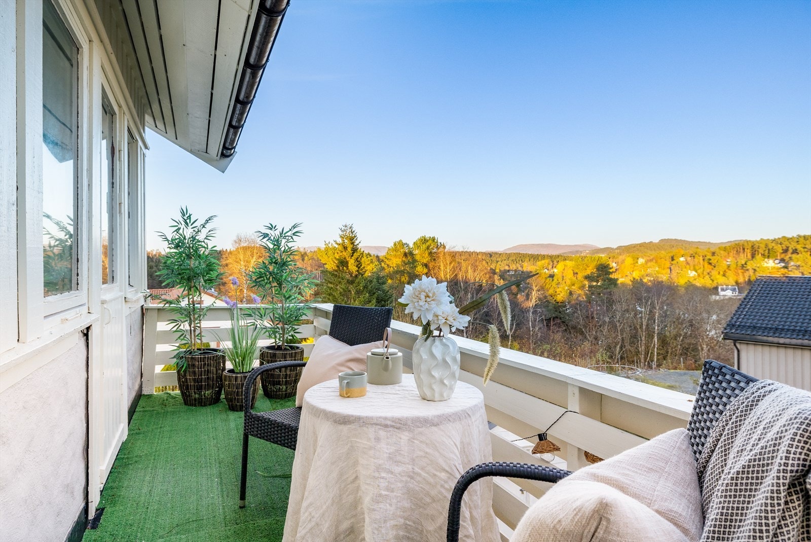 Fra balkongen har man også utsikt mot sjø. Galleribilde