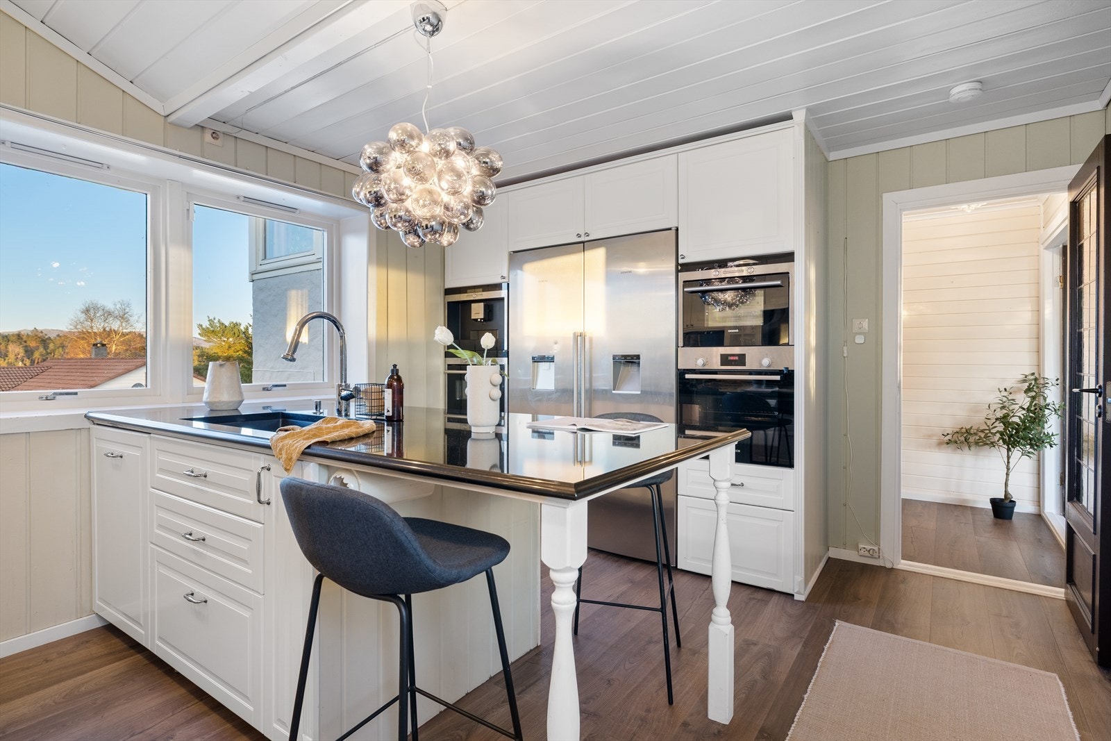 Kjøkkenet fra 2015 er generøst innredet med komfyr, oppvaskmaskin, mikro/ovn, kjøleskap, fryseskap, ovn, kaffemaskin, samt dampovn. Galleribilde