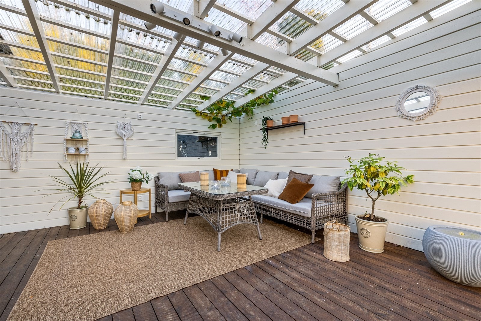 Utestuen og terrassen skaper en naturlig forlengelse av boligen - like innbydende sommer som vinter. Galleribilde