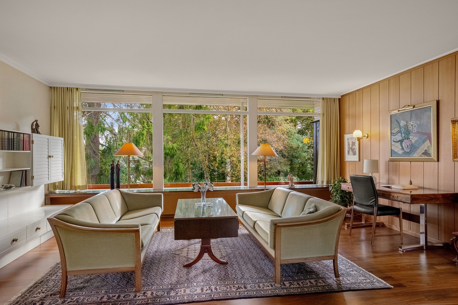 Det er lagt vekt på store vindusflater for å skape optimale lysforhold, samt å ivareta utsyn til de parkmessige omgivelsene utvendig. Galleribilde