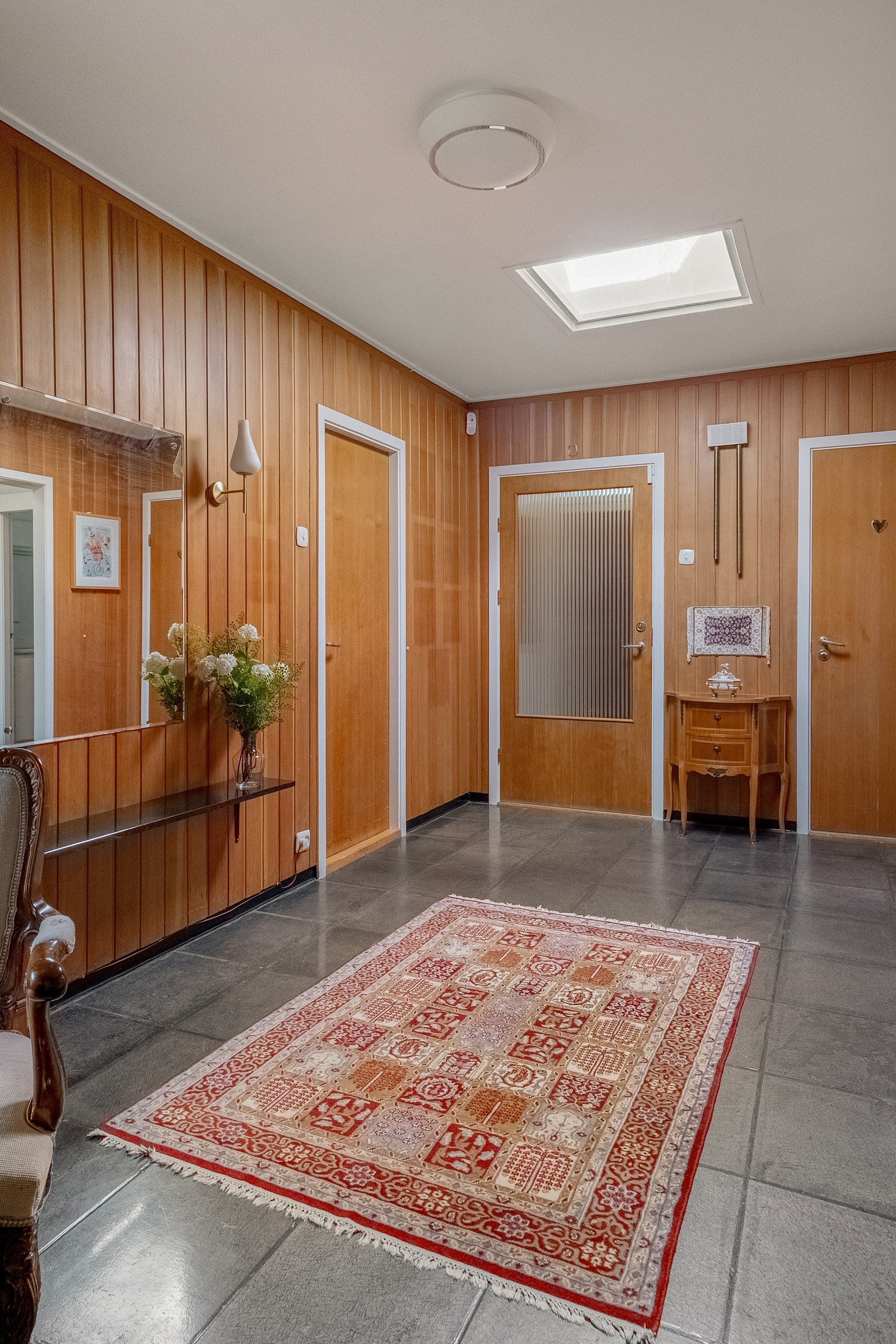 Representativt inngangsparti som leder inn til entre og en romslig hall. Gjestetoalett i tilknytning til hallen. Galleribilde