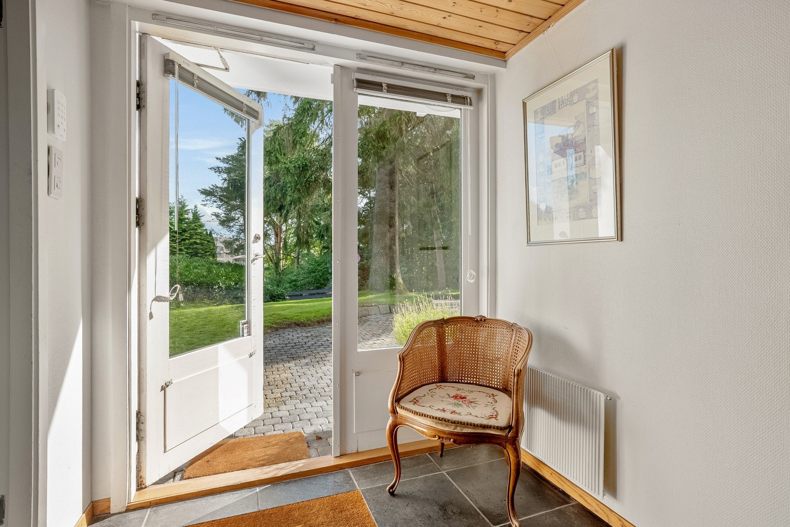 I boligens sokkeletasje har man i dag en planløsning med enkel standard som inneholder entre, kontor/kjellerstue, gang, dusjrom, toalettrom, 3 boder, og teknisk rom Galleribilde