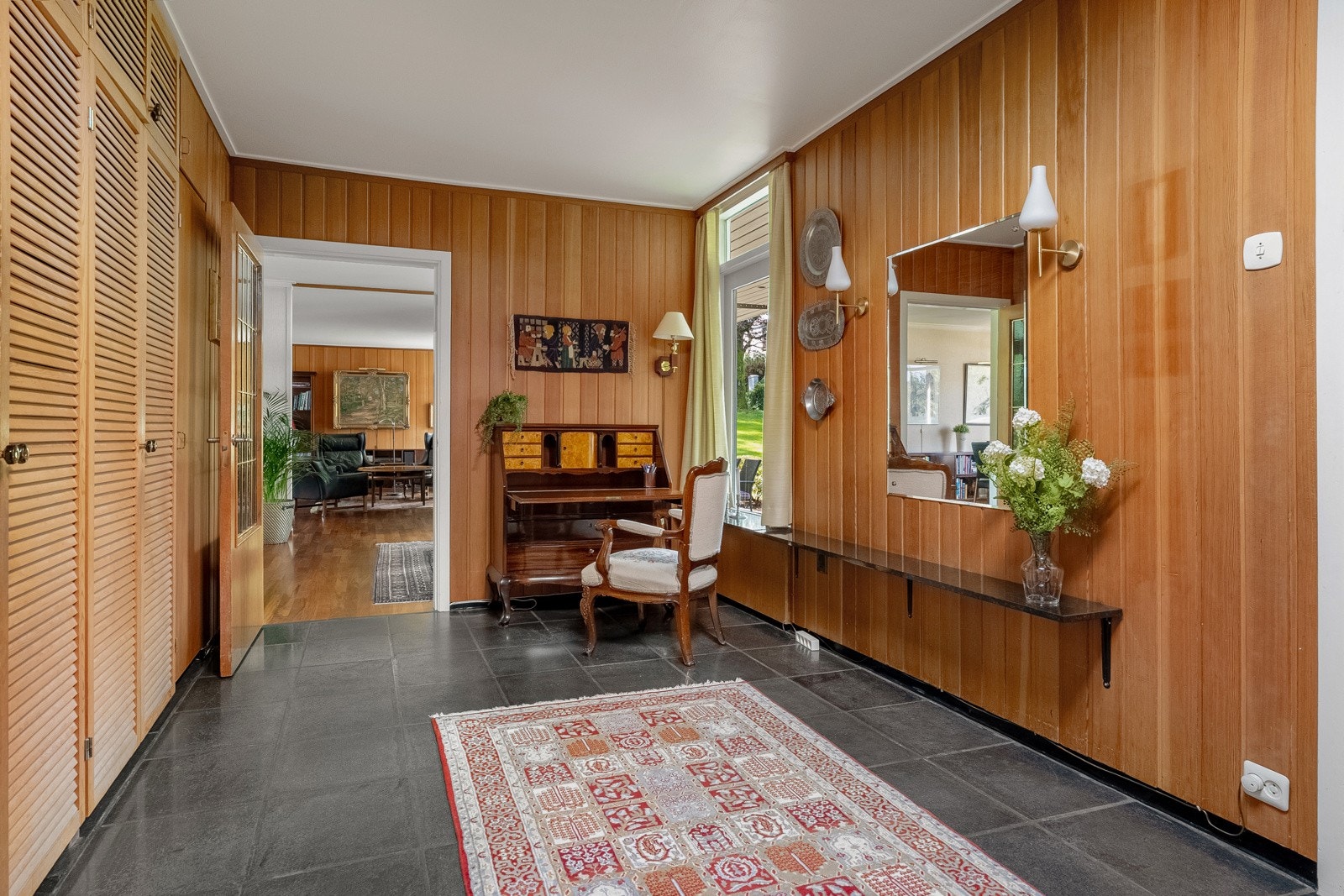 Fra hallen har man adkomst til romslige stuedeler med plass til både salonger, tv-stue og spisestue. Galleribilde