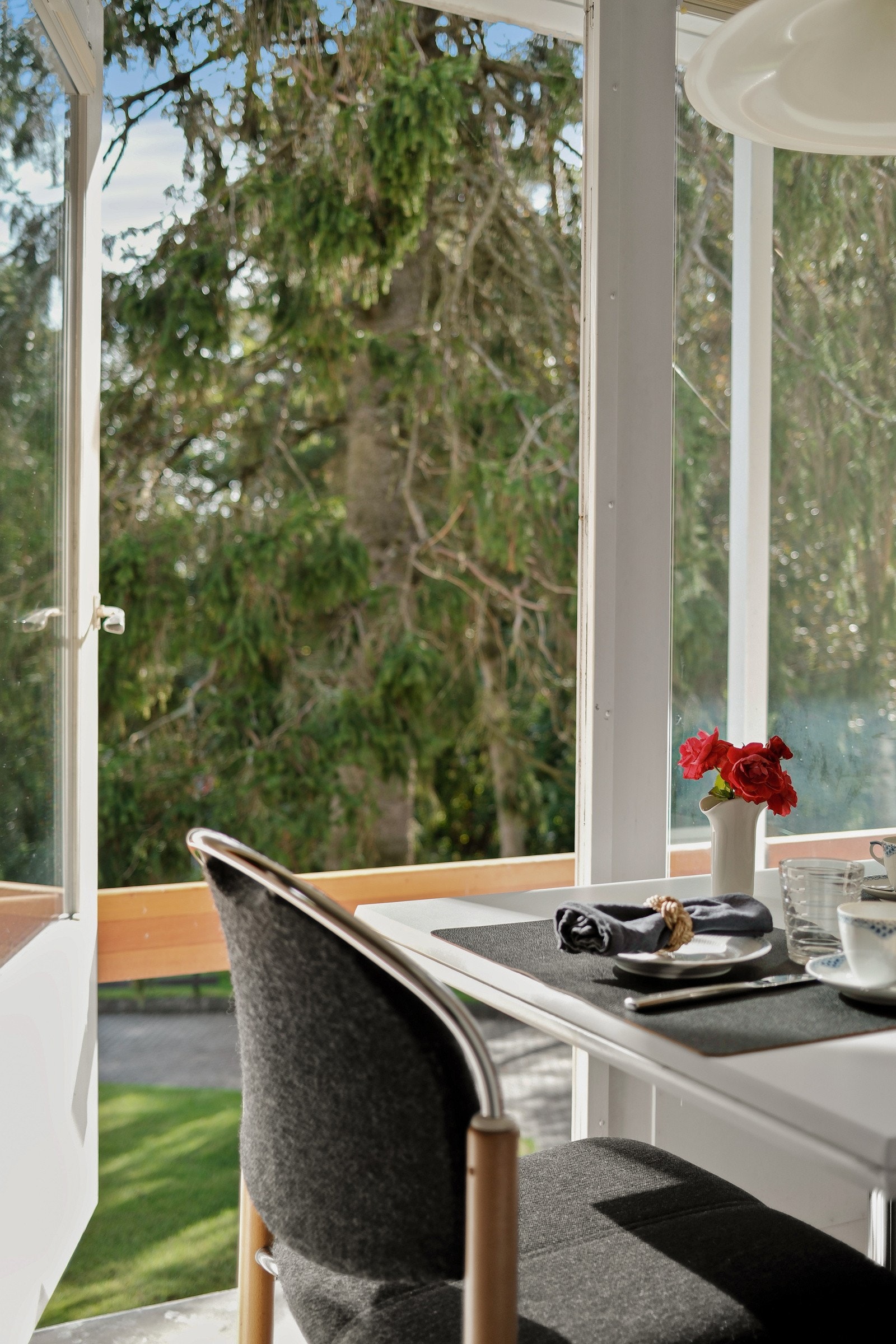 Utgang til balkong som trekker seg langs boligens østlige fasade. Galleribilde