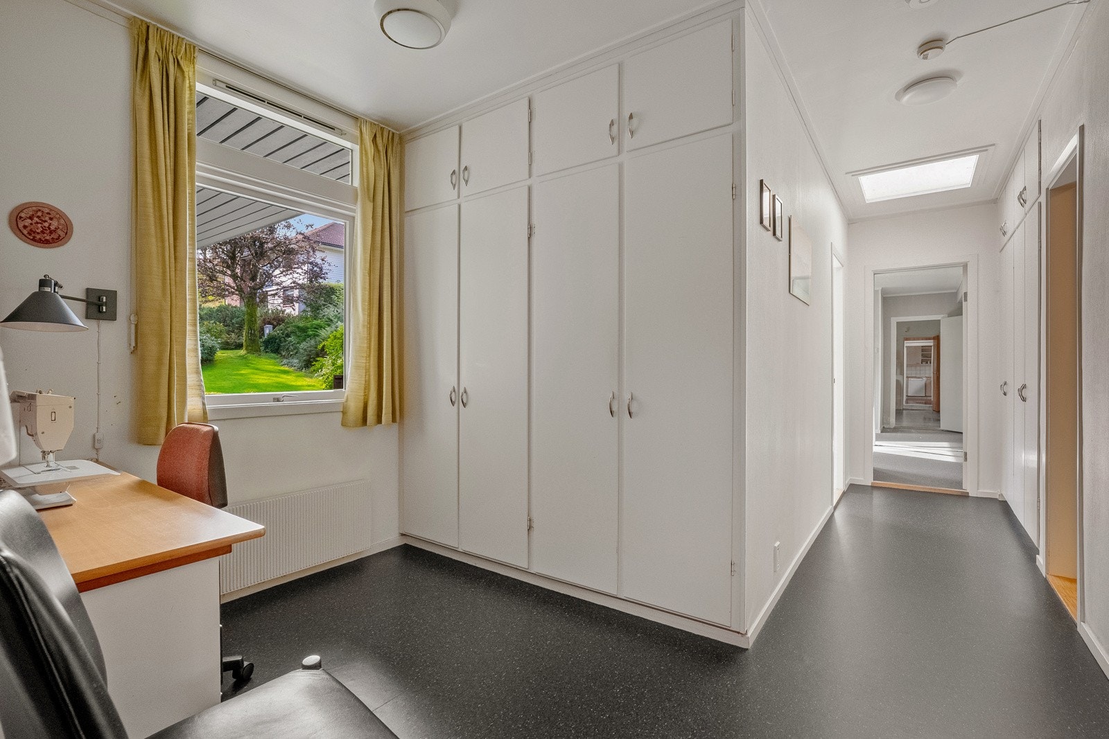 I etasjen har man også en egen soveromsfløy hvor man med dagens planløsning har gang, 3 soverom og bad. Hovedsoverom har direkte adkomst til bad og egen dør ut til hagen. Galleribilde