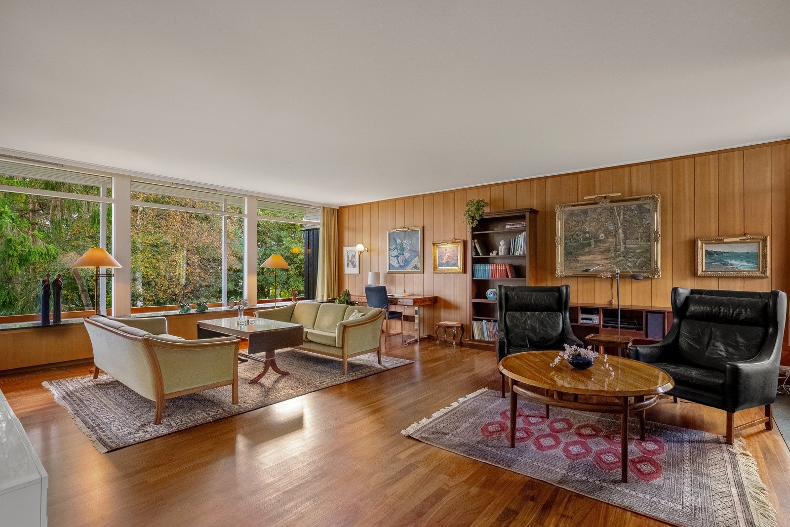 Store stuedeler med med plass til både salonger, tv-stue og spisestue. Galleribilde