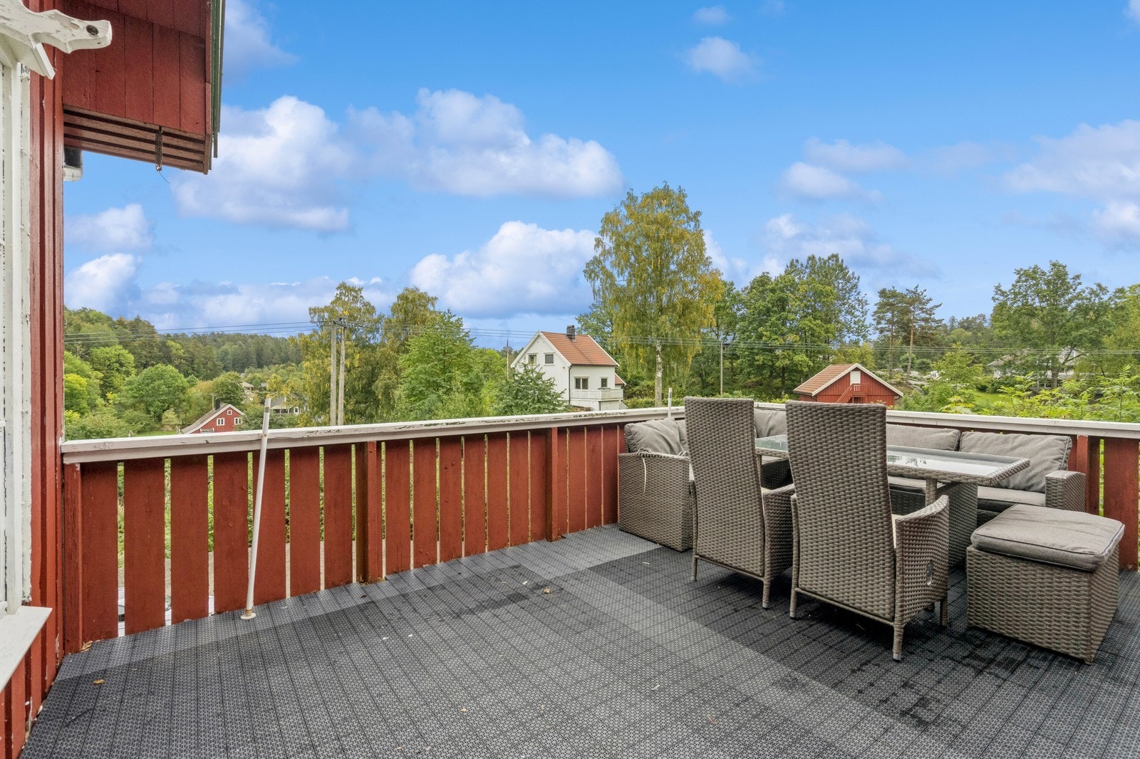 Utsikt med lite til ingen innsyn. Fra terrassen har man adkoms til stue og hage på baksiden av huset Galleribilde