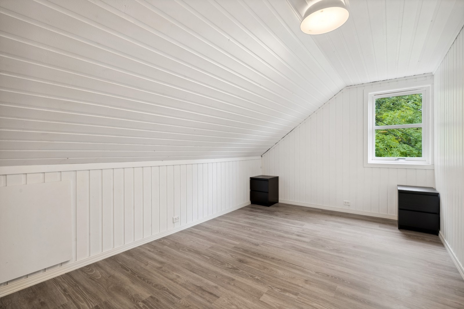 Det er fem store soverom, her et av de i 3.etasje med god plass til dobbeltseng. Galleribilde