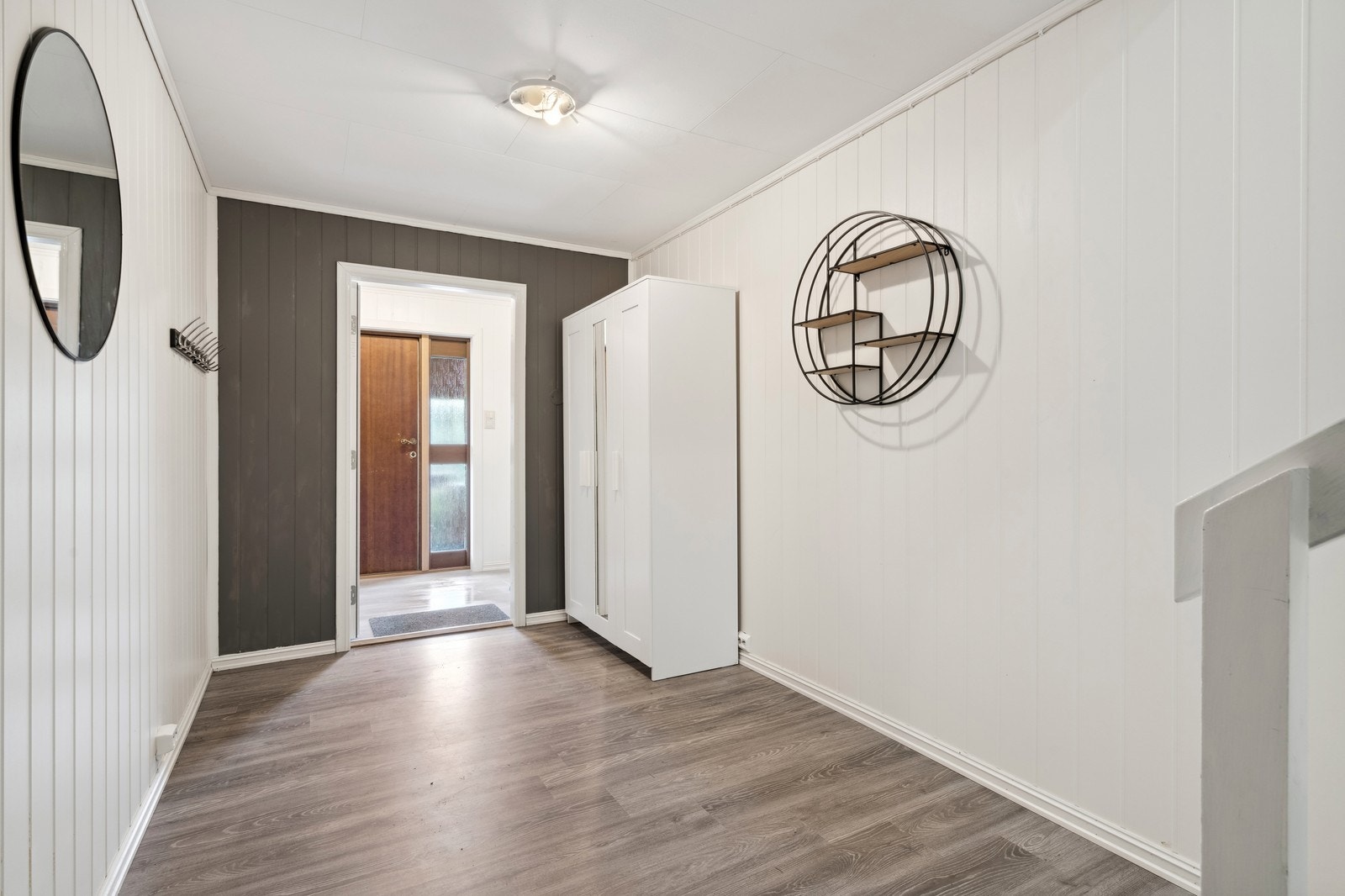 Entreen og gang/hall, en koselig og romslig vellkomst med plass til å hengefra og garderobe. Galleribilde
