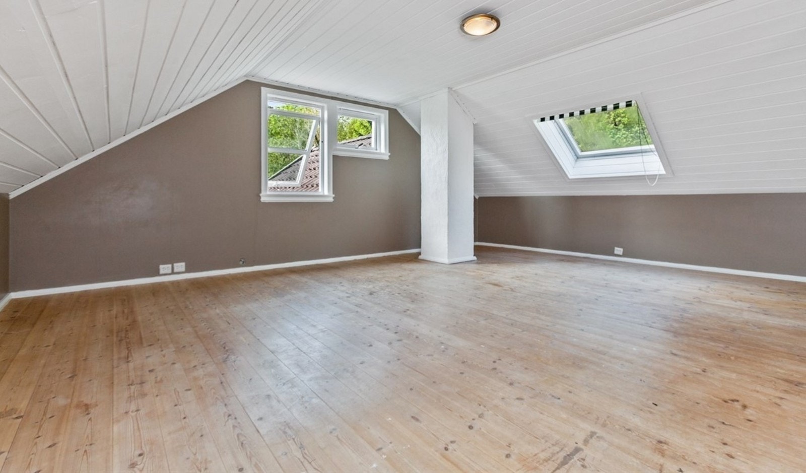 Det største soverommet kan godt fungere som treningsrom eller loftstue, Et stort rom med mye plass. Galleribilde