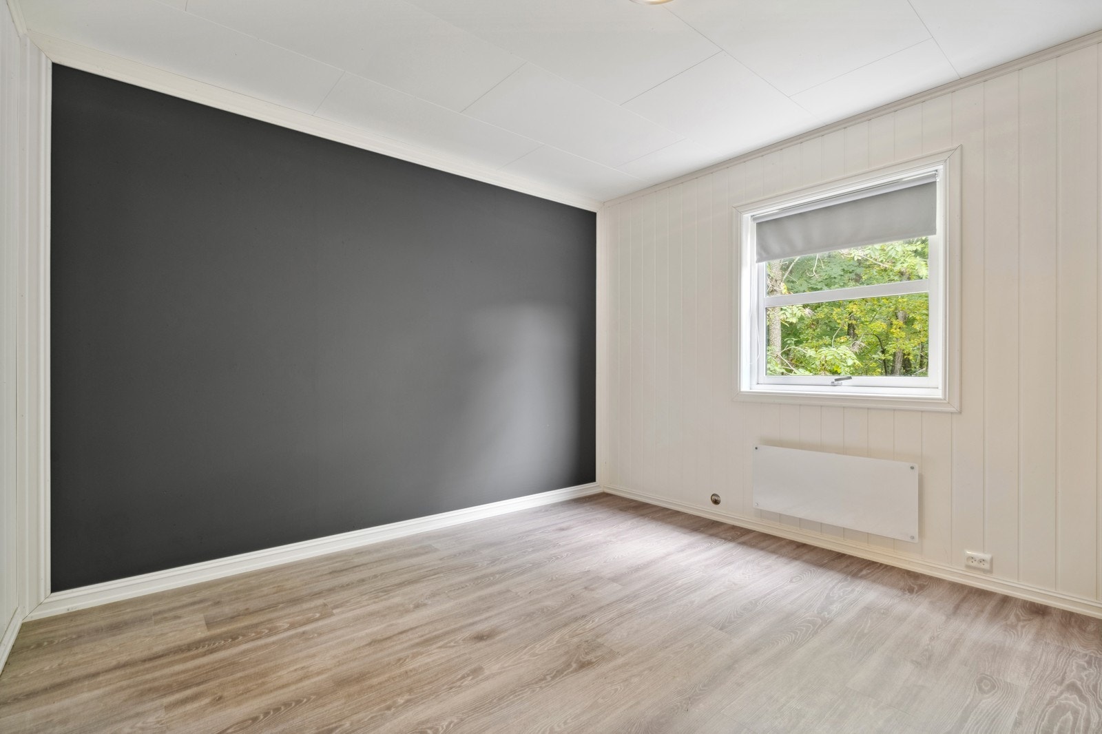 Det er fem store soverom, her et av de i 2.etasje med god plass til dobbeltseng. Galleribilde