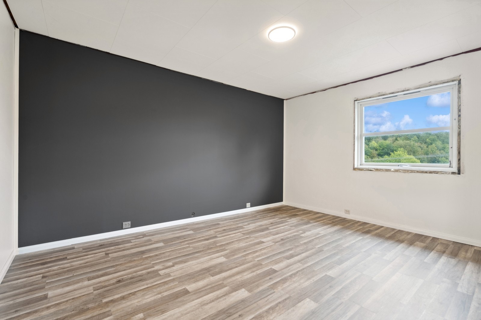 Det er fem store soverom, her et av de i 2.etasje med god plass til dobbeltseng. Galleribilde