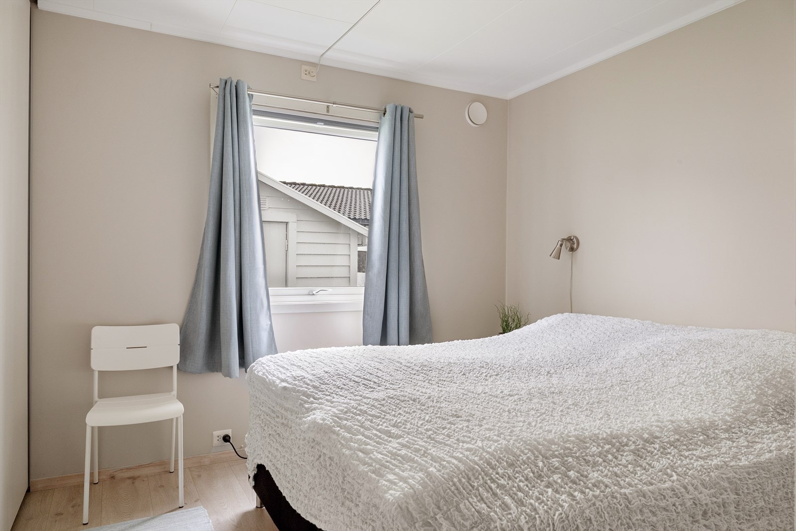 Boligen har totalt tre soverom av god størrelse. Hovedsoverom med plass til seng, nattbord og garderobeskap. Galleribilde