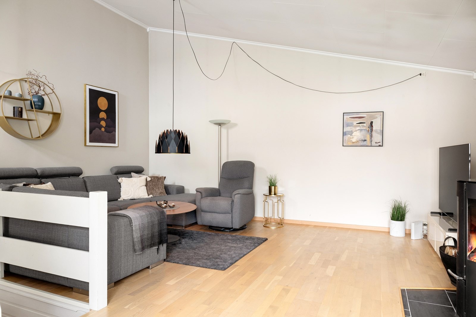 Her er det god plass til stor sofa, sittemøbler og TV. Galleribilde