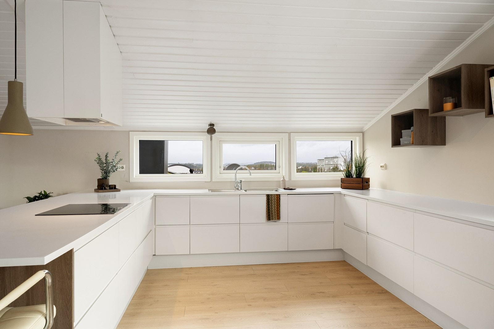 Kjøkkenet har slette fronter og benkeplate av laminat, og byr på godt med skap- og benkeplass, så vel som gode arbeidsflater. Galleribilde