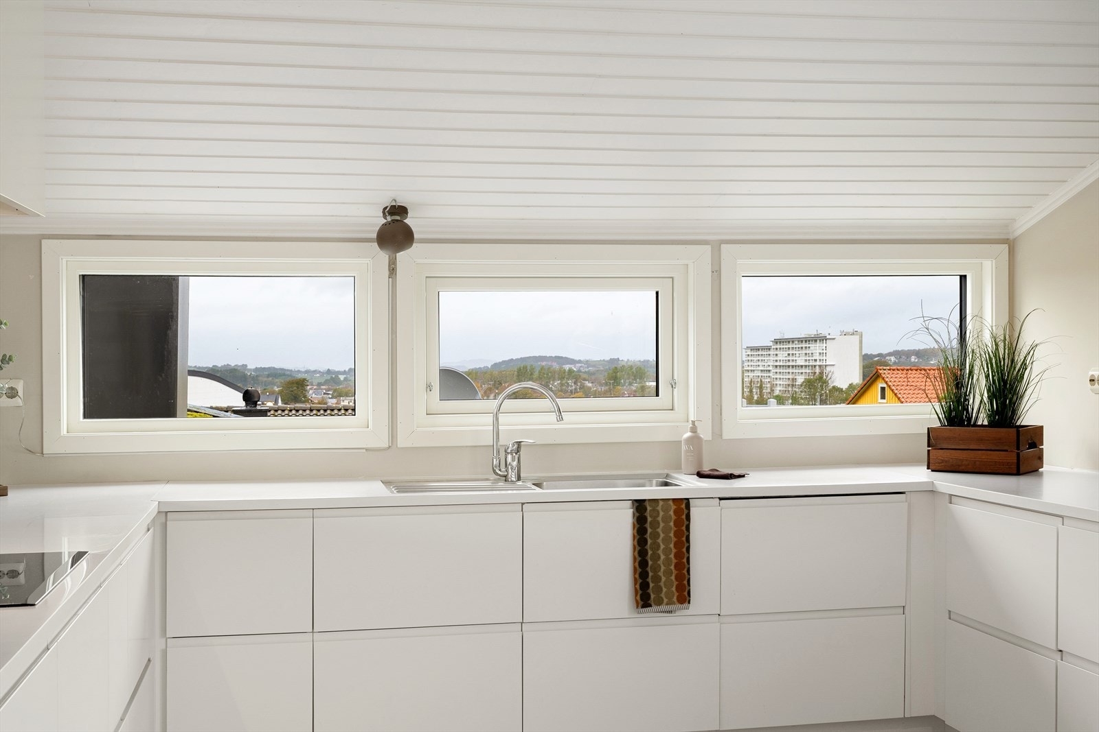 Det er flott utsikt over nærområdet fra kjøkkenet. Galleribilde