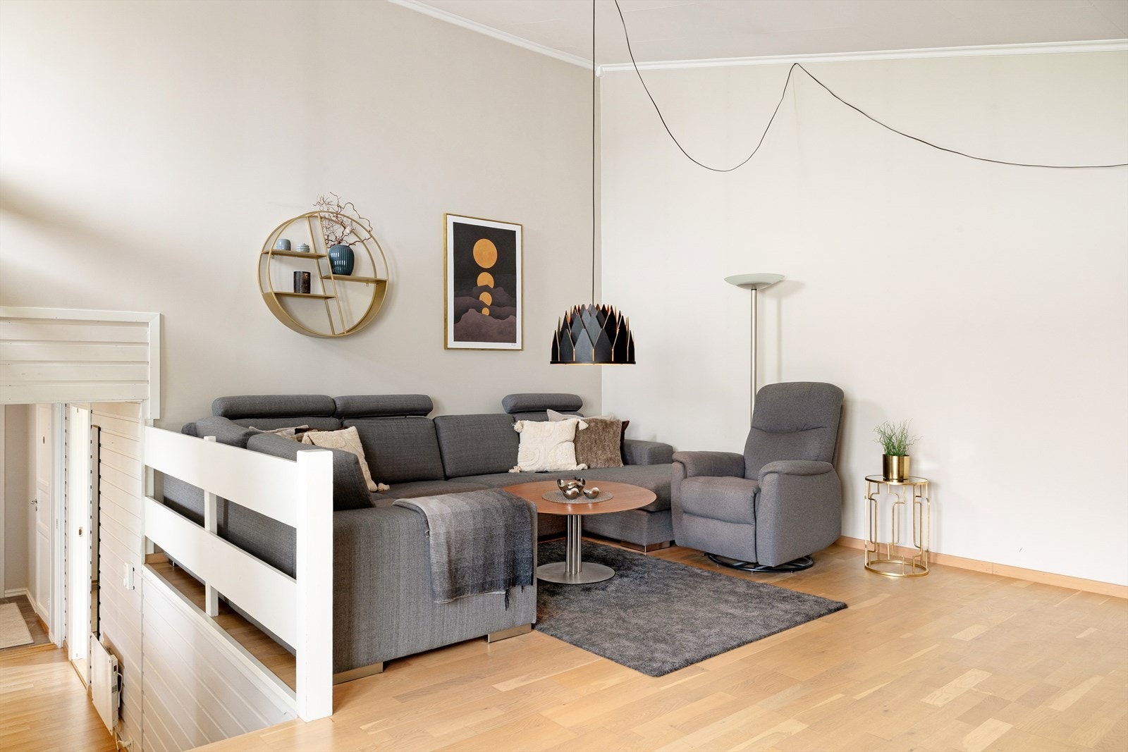 Et halvplan ned finner man boligens peisestue/Tv-stue. Galleribilde