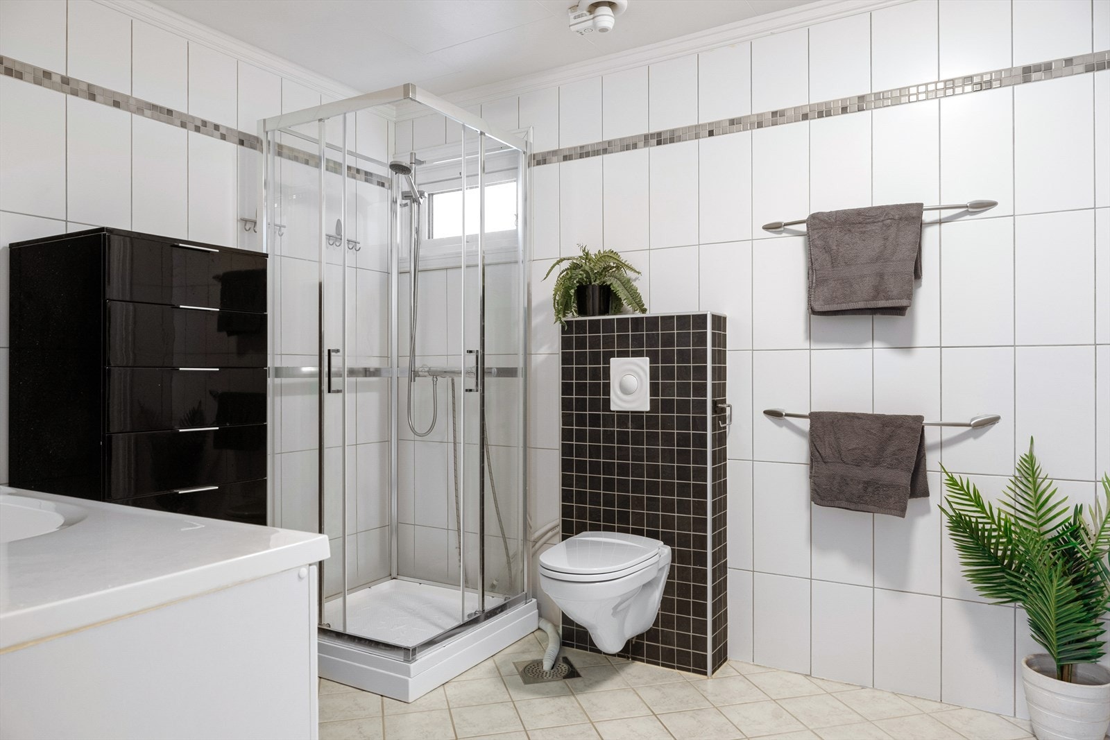 Bad nr. 2 har tilkomst via gang og soverom, og er helfliset med varmekabler i gulv. Galleribilde