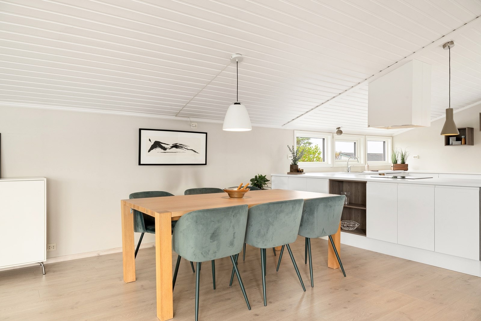 Her er det god takhøyde i møne og store vindusflater i flere himmelretninger. Galleribilde