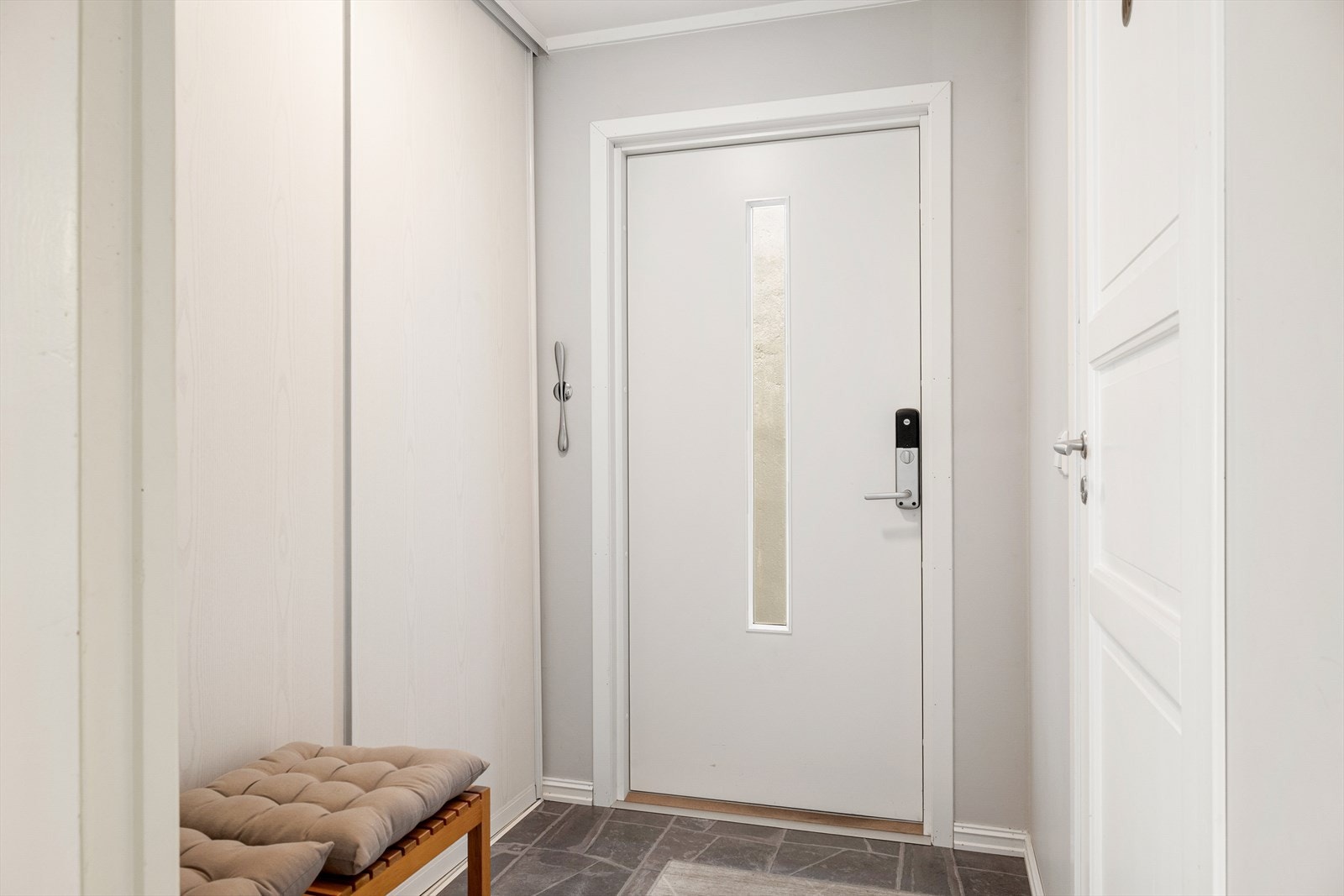Entréen har plass til å henge fra seg yttertøy og sette fra seg sko i skyvedørsgarderobe. Galleribilde