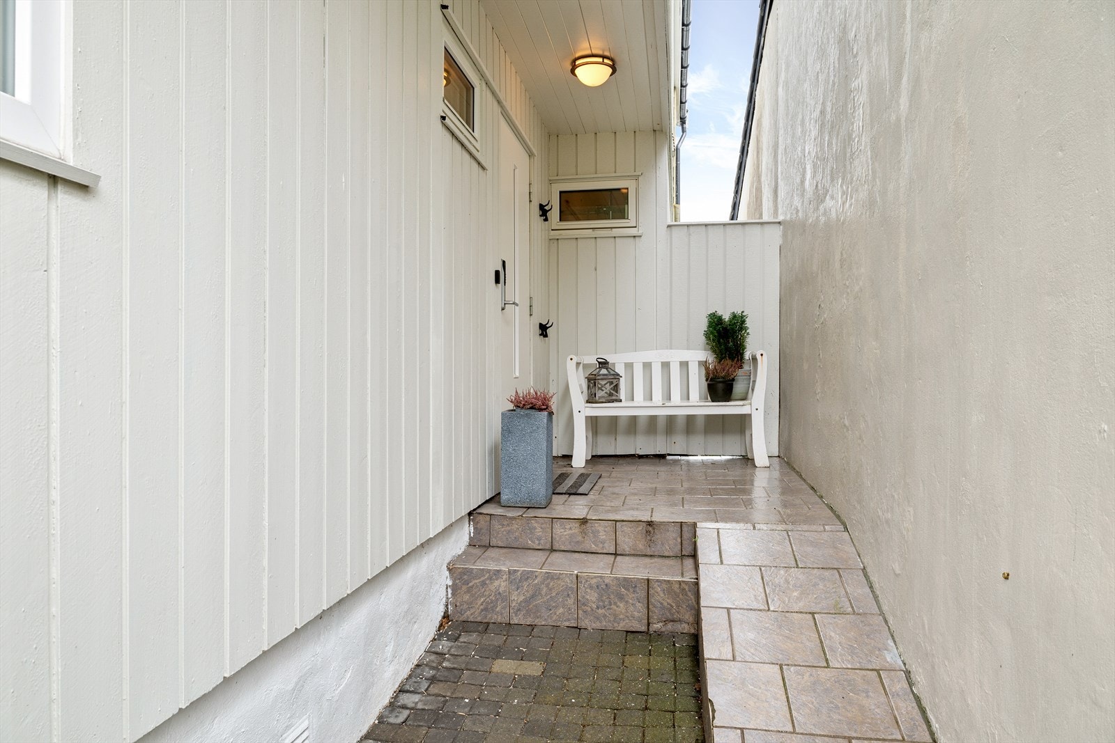 Ved inngangsparti er det lagt belegningsstein og fliser. Galleribilde