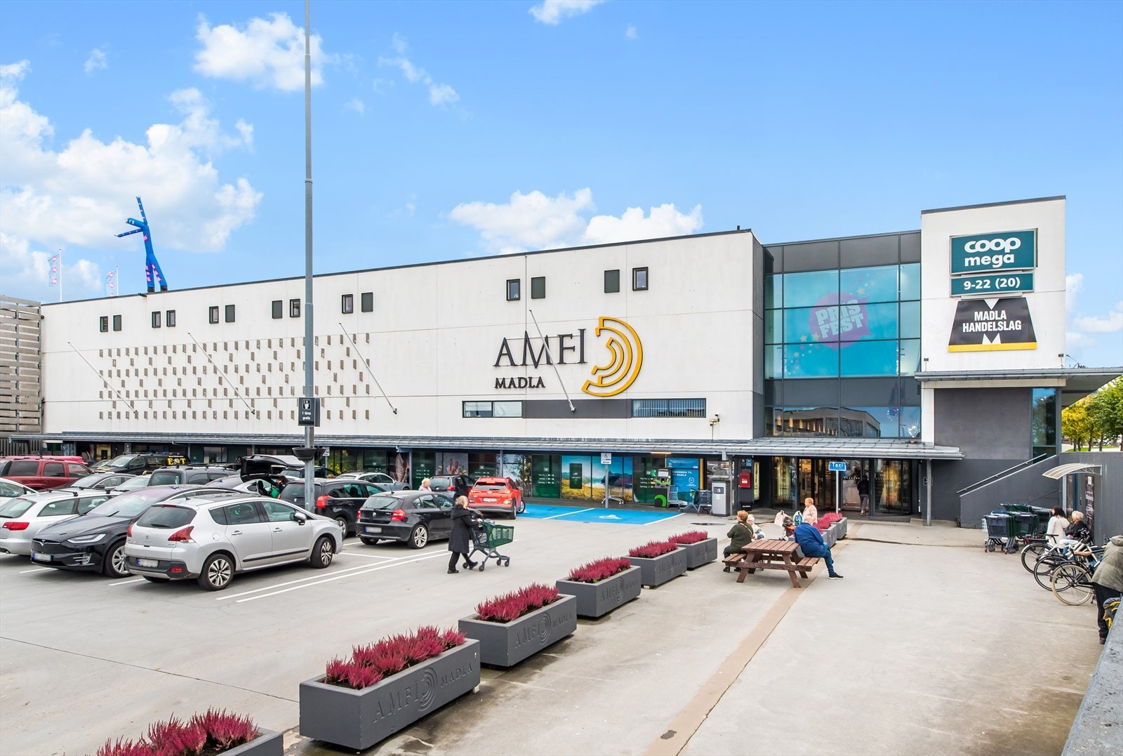 Amfi Madla er i gangavstand, med et bredt utvalg av butikker, spisesteder og etter manges mening, regionens beste dagligvarebutikk. Galleribilde