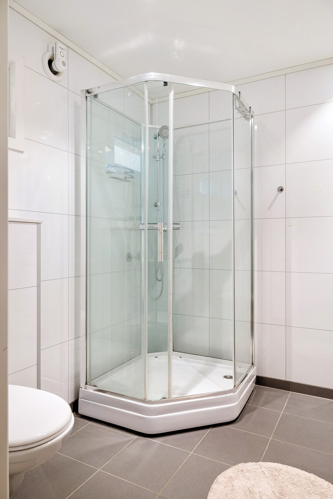 Fra badet er det tilkomst til praktisk vaskeroms nisje med opplegg for vaskemaskin. Galleribilde