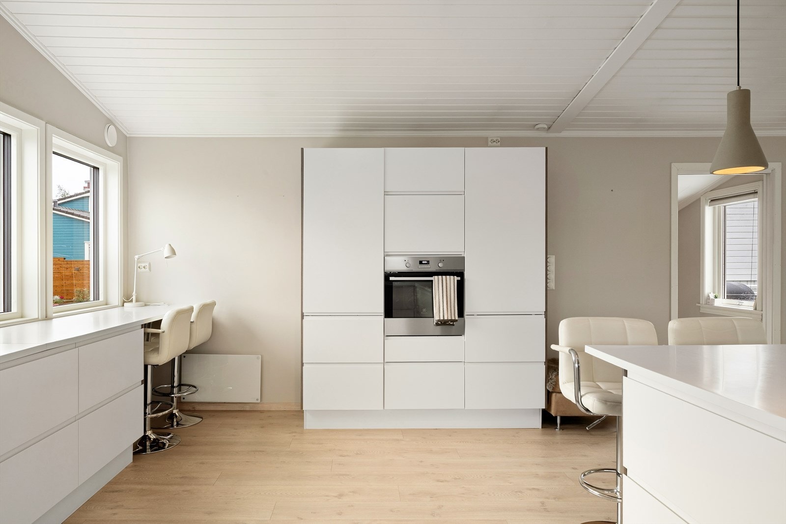 Praktisk halvøy skaper en naturlig samlingsplass og gjør matlagingen sosial. Galleribilde