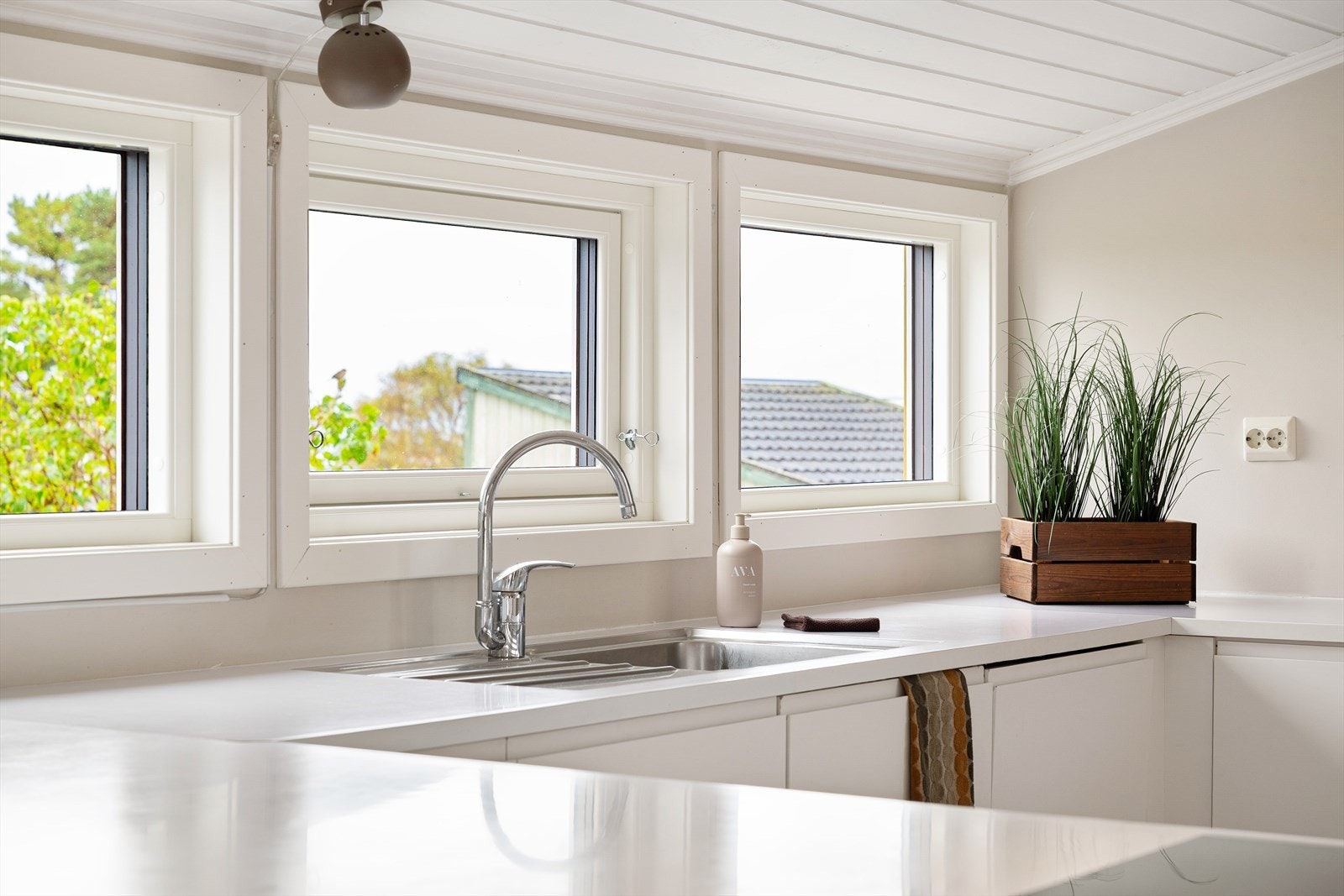 Integrerte hvitevarer som kjøleskap, oppvaskmaskin, platetopp og stekeovn medfølger. Galleribilde