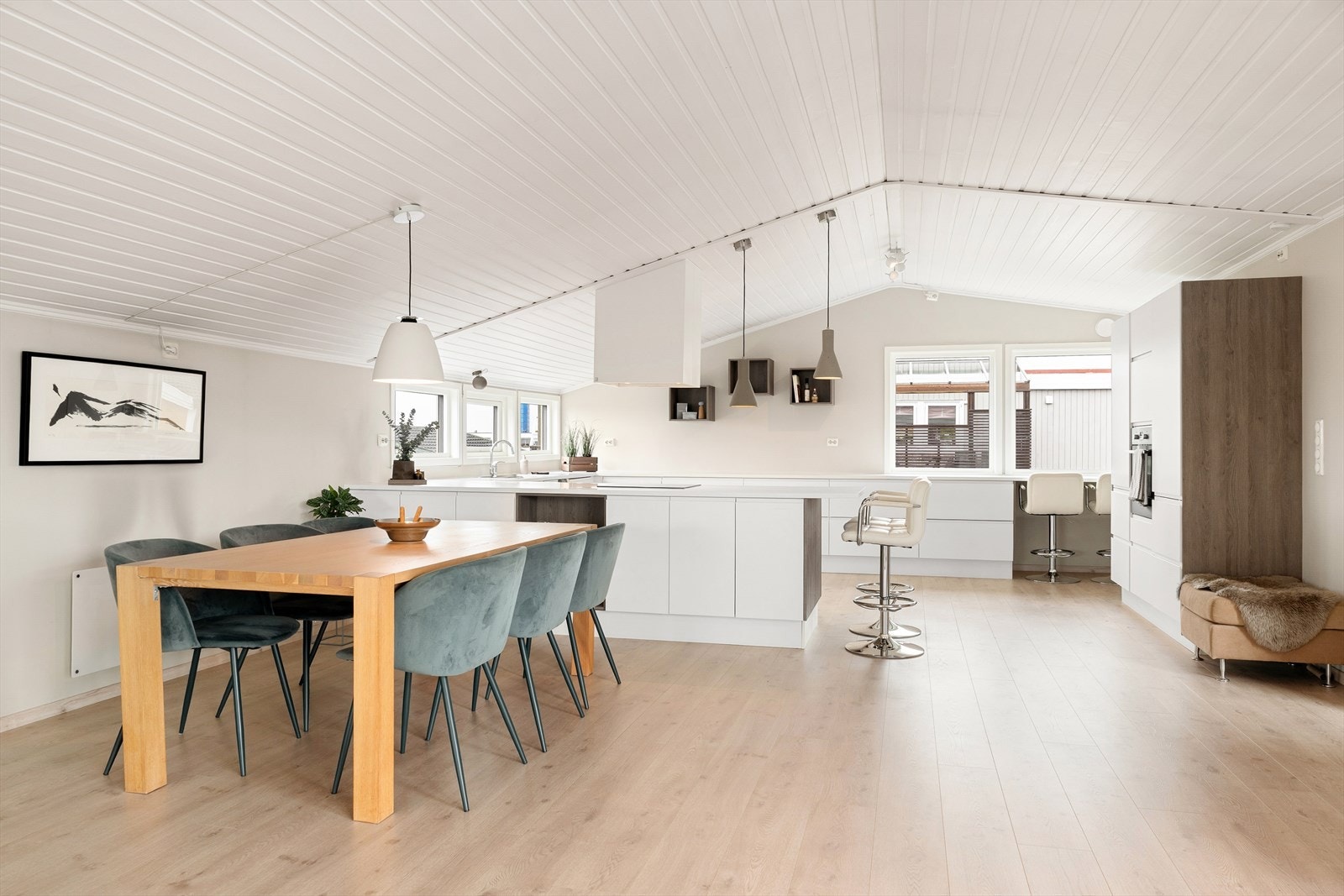 Velkommen inn! Opp i 2. etasje finner man et flott og romslig oppholdsrom bestående av stue, spisestue og kjøkken. Galleribilde