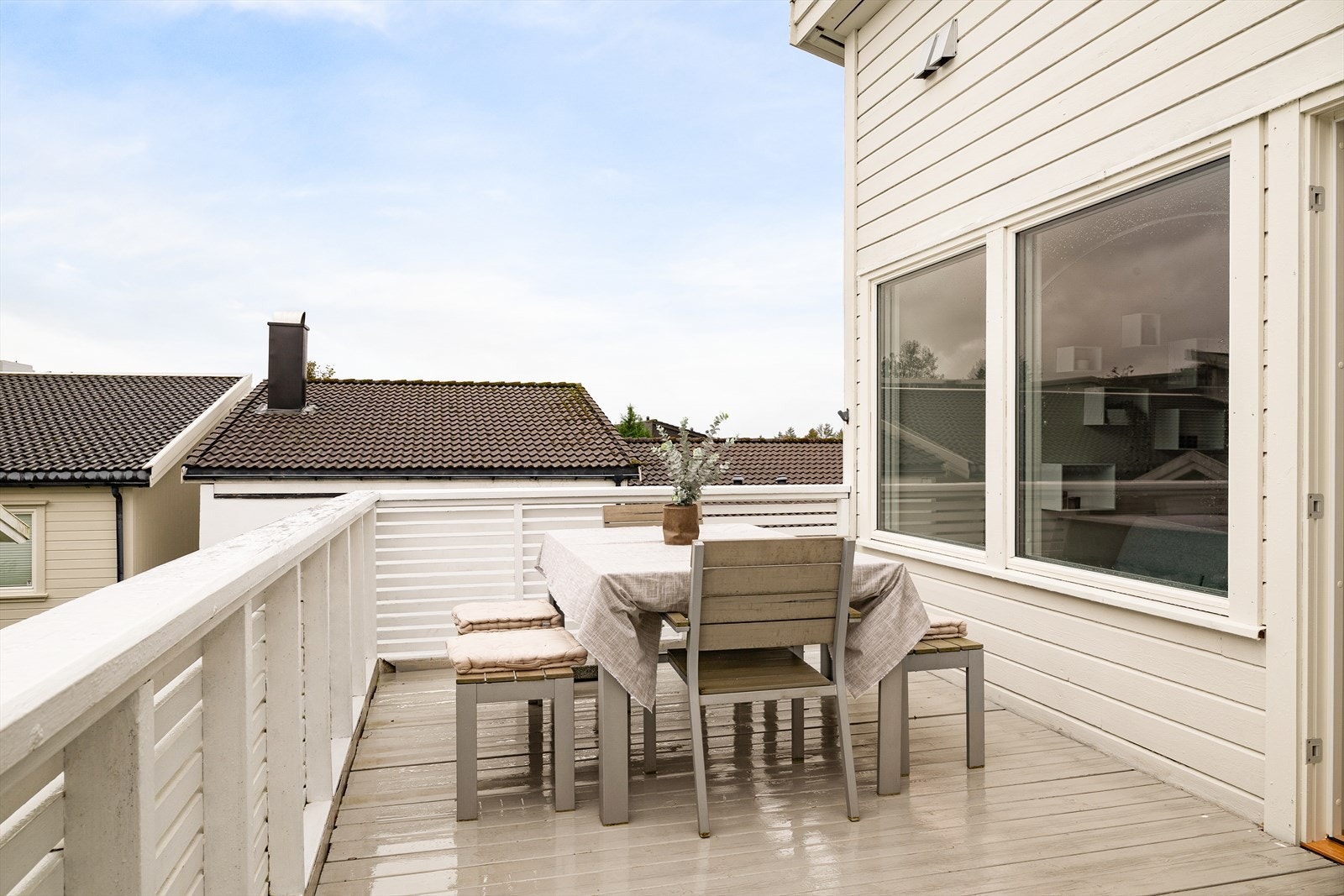 Fra stuen/kjøkken er det utgang til den herlige verandaen på 15 m² med gode solforhold. Galleribilde